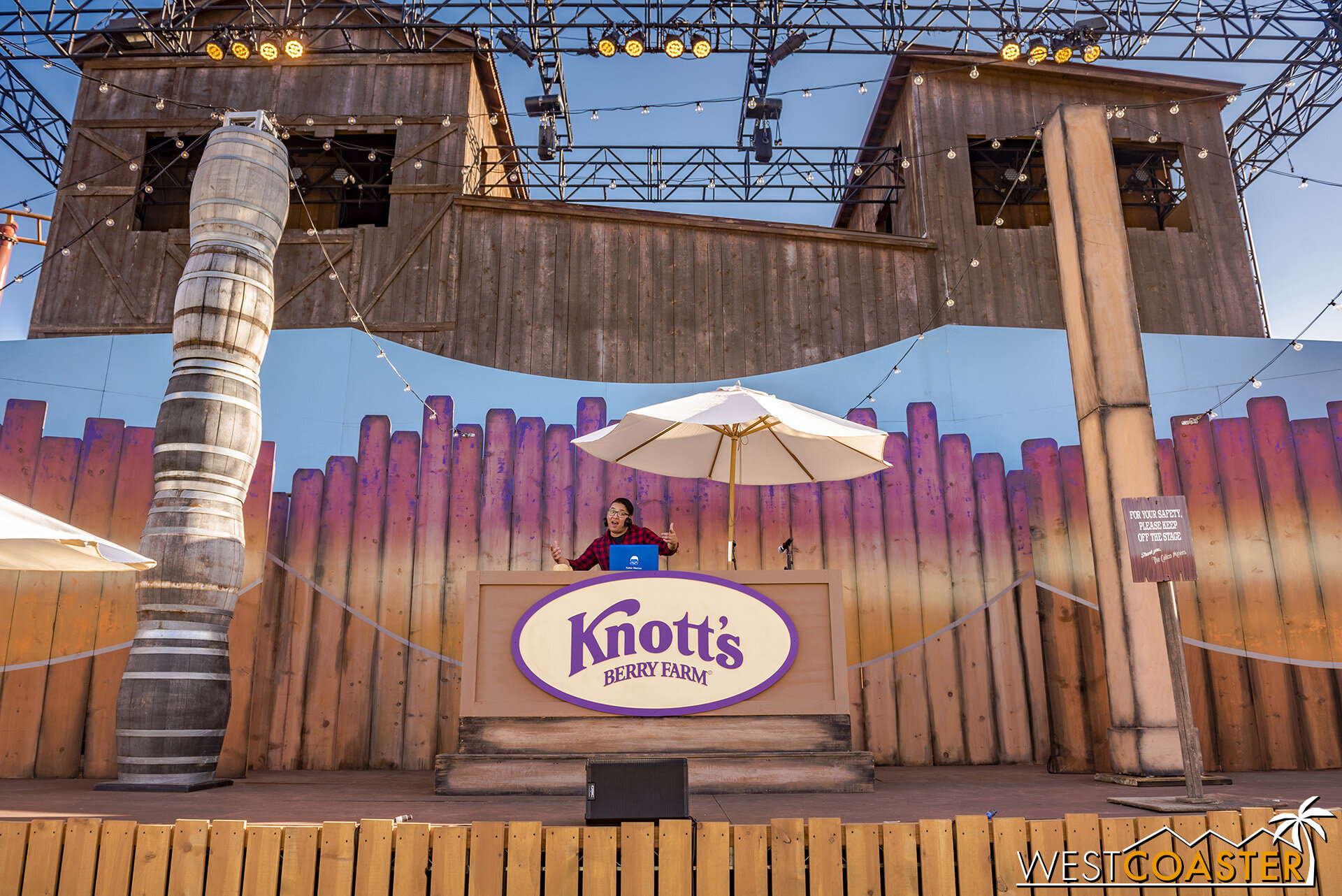  DJ Katar was in the house for Knott’s on this night. 