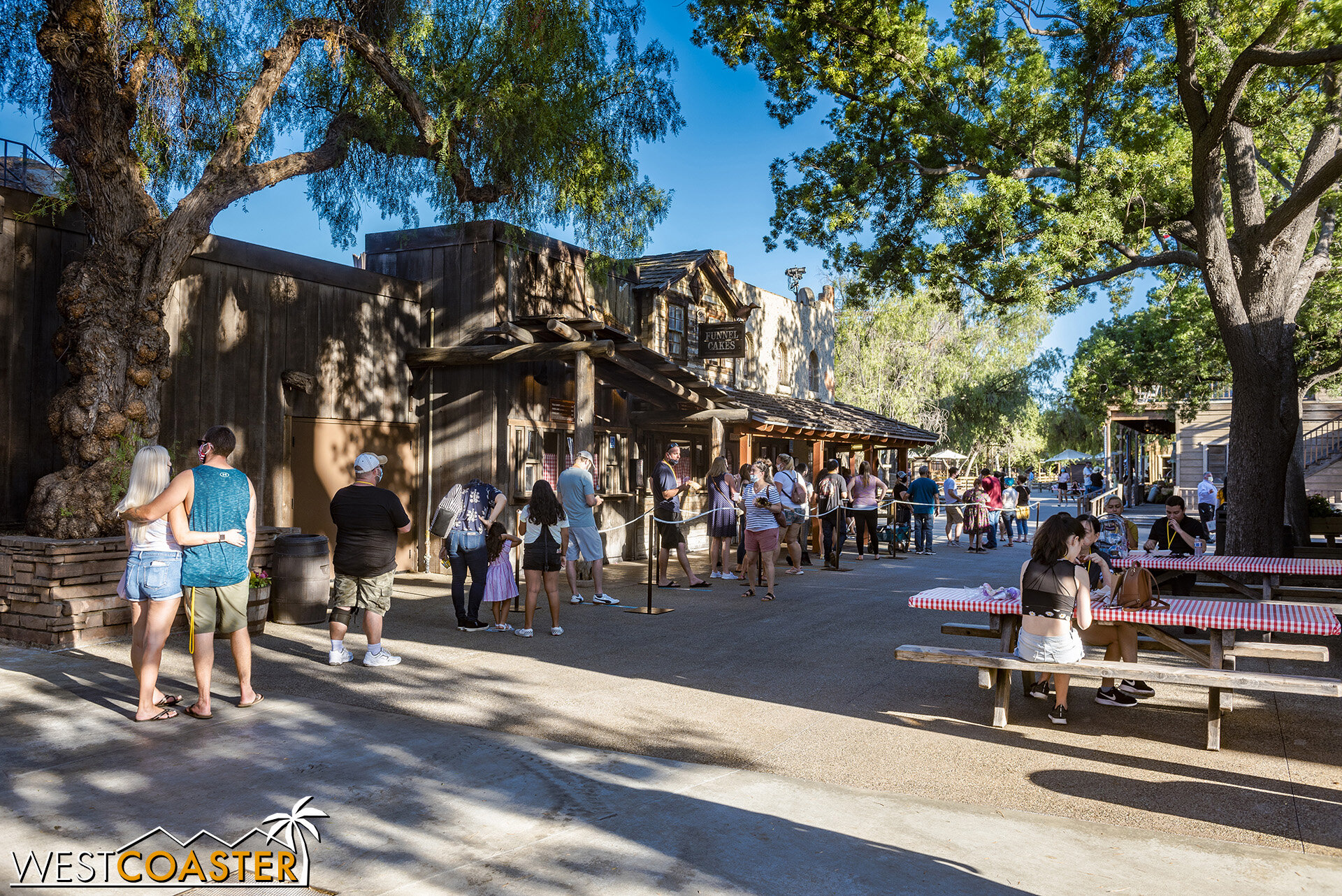 By far the longest line of the park sprawled from Sutter’s Grill. 