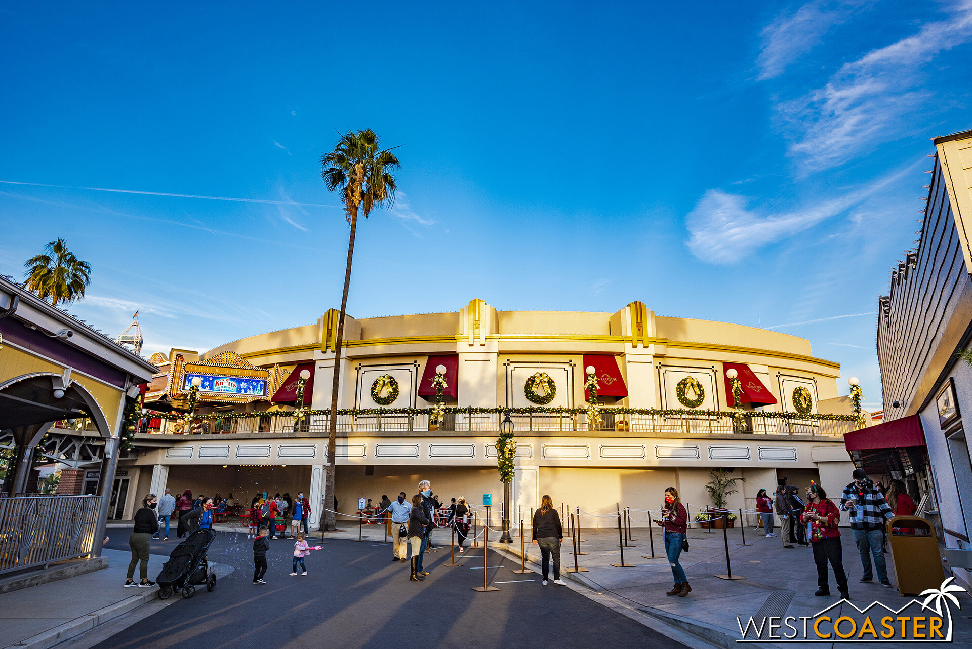  Art deco motifs have been installed along the theater exterior. 