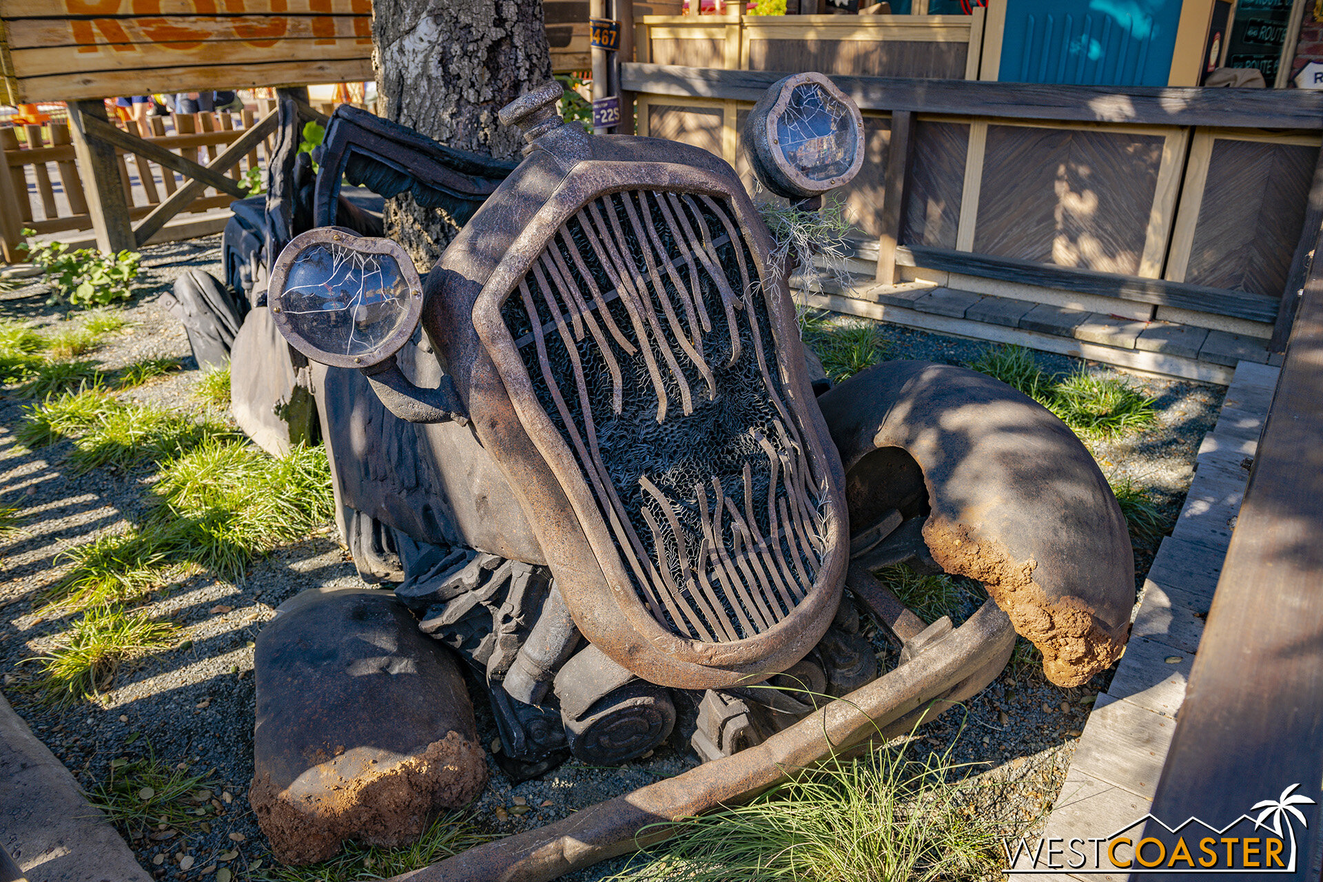  The zombie car remains one of my favorite little gags in Cars Land Haul-O-Ween. 