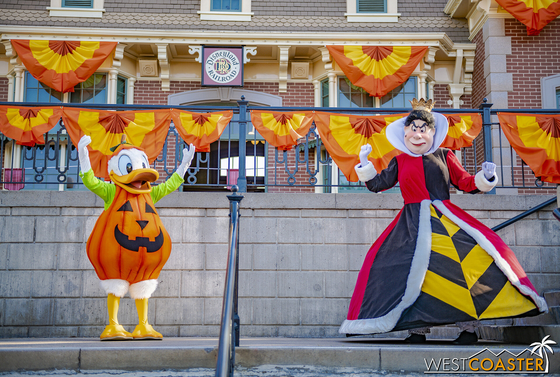  Donald and the Queen of Hearts apparently get into a pose off here. 