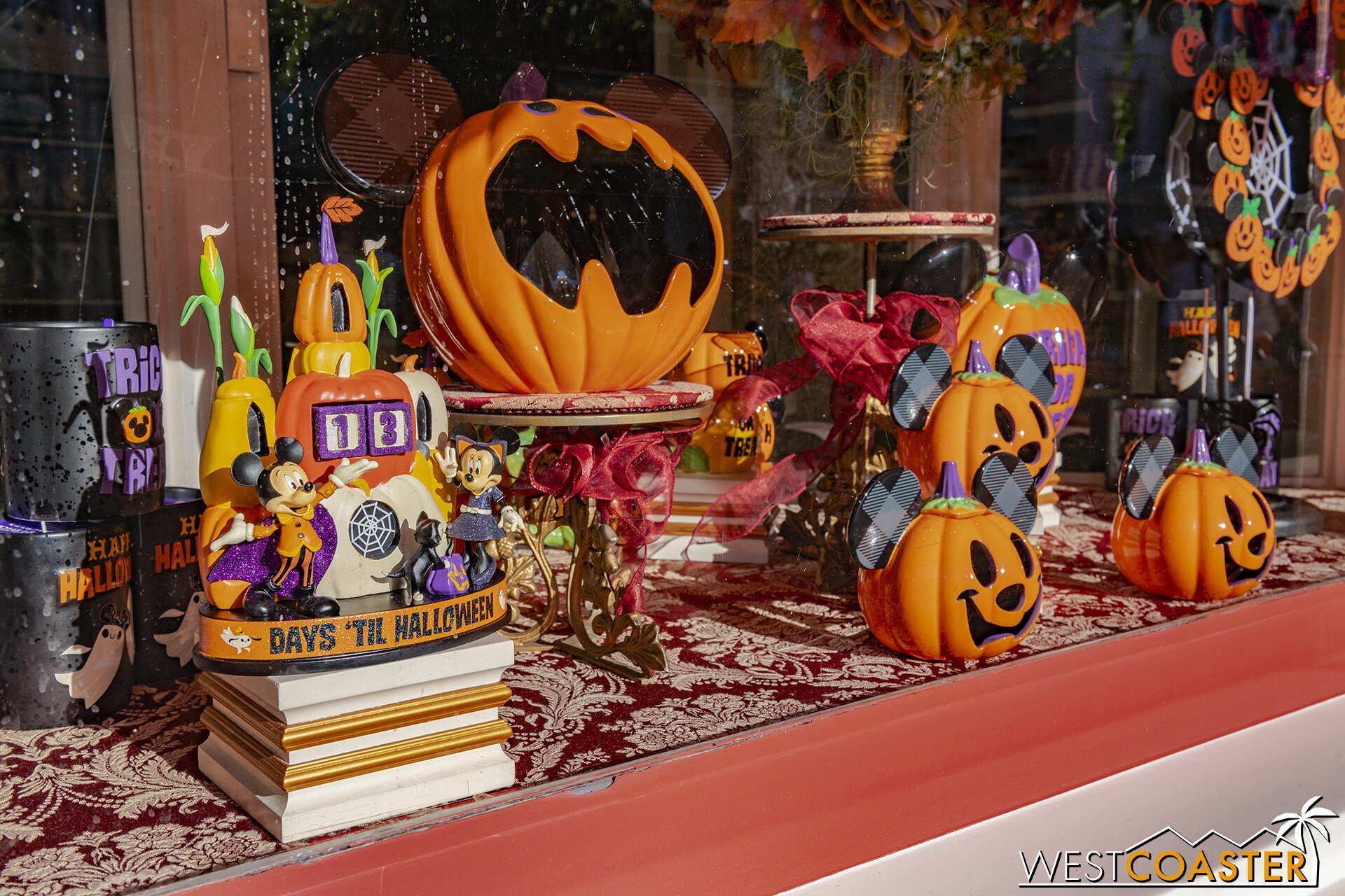  Don’t forget to look at the storefront displays too, since they carry the theme of the season. 