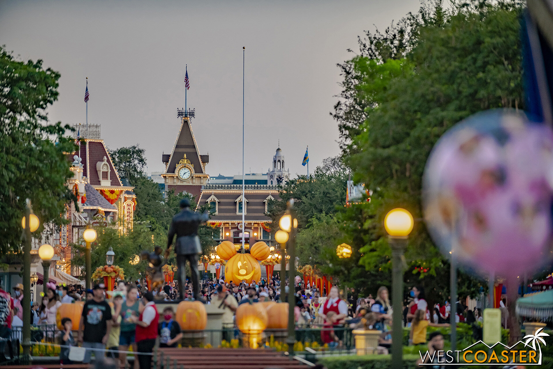  Although the evenings have been busier, crowds at Disneyland have still been very manageable and generally below normal, even after the Magic Keys annual pass program have gone on sale! 