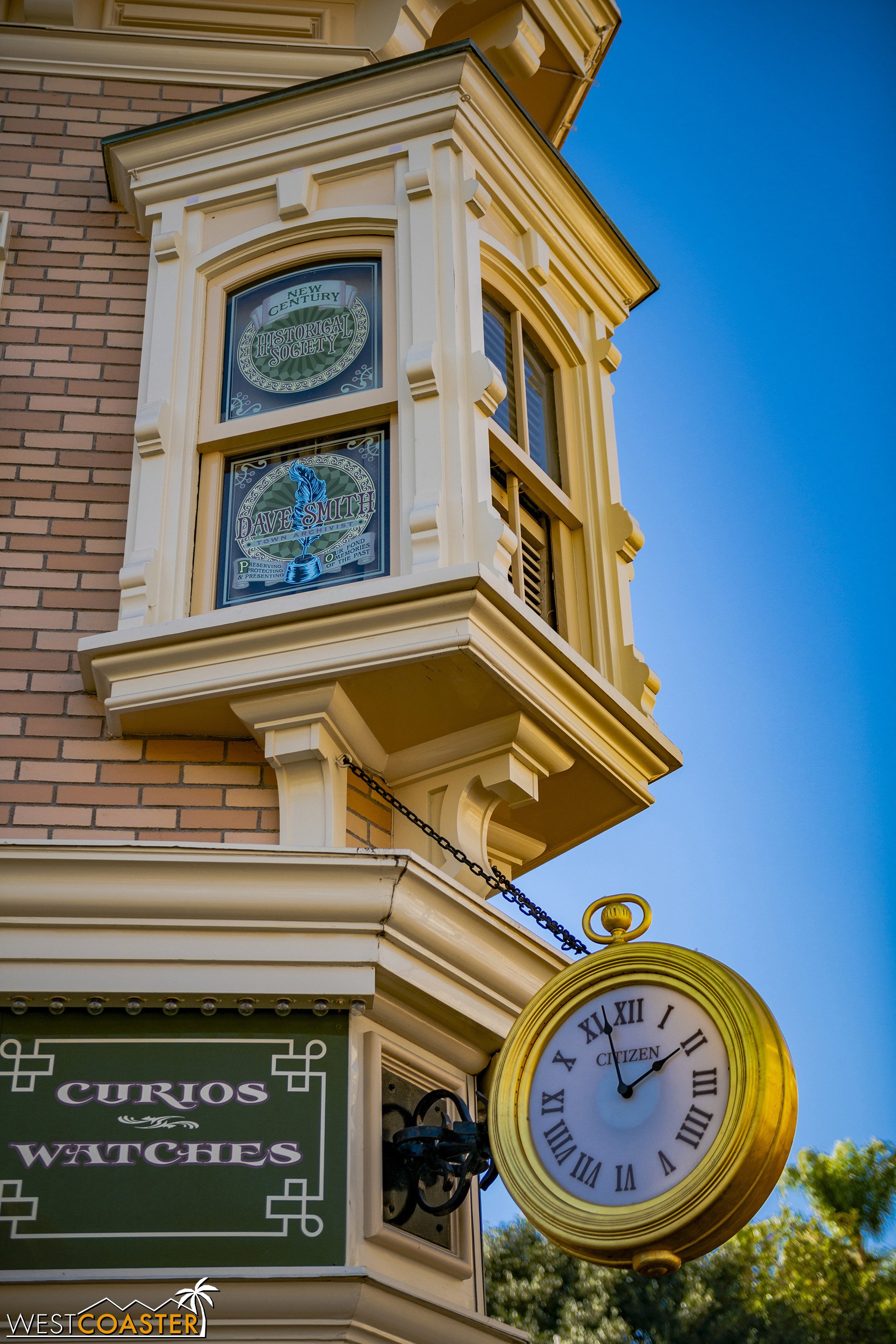  Last month, on Monday, January 24th, Disney historian Dave Smith was honored with his own window on Main Street. 