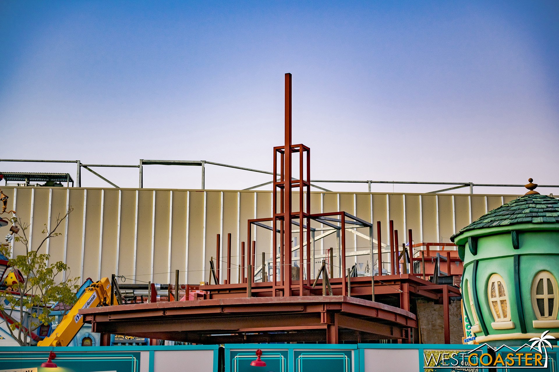  More steel supports have been erected at the El Capitoon Theater facade. 