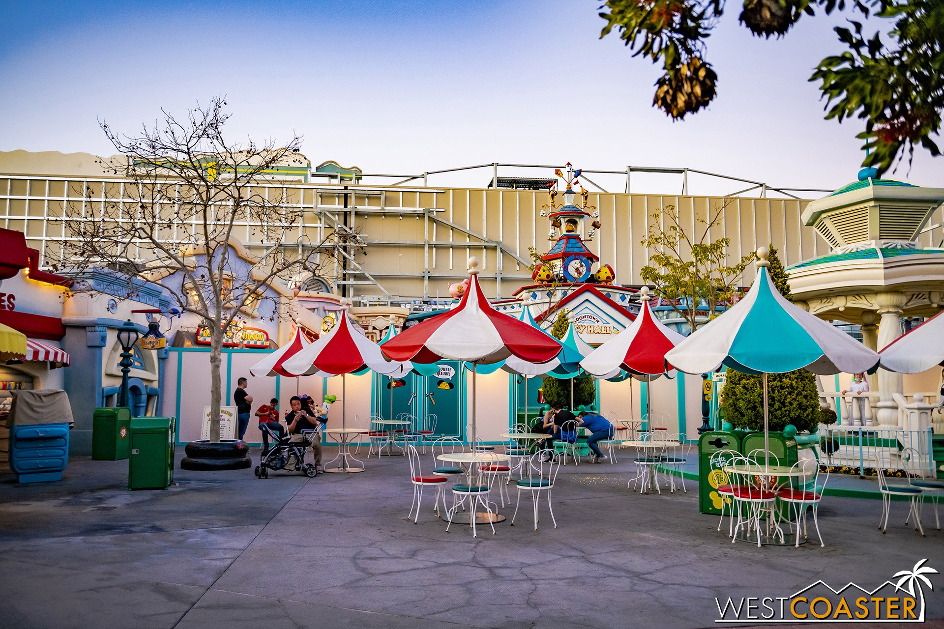  In the food court area, the work walls have been moved up a couple dozen feet. 