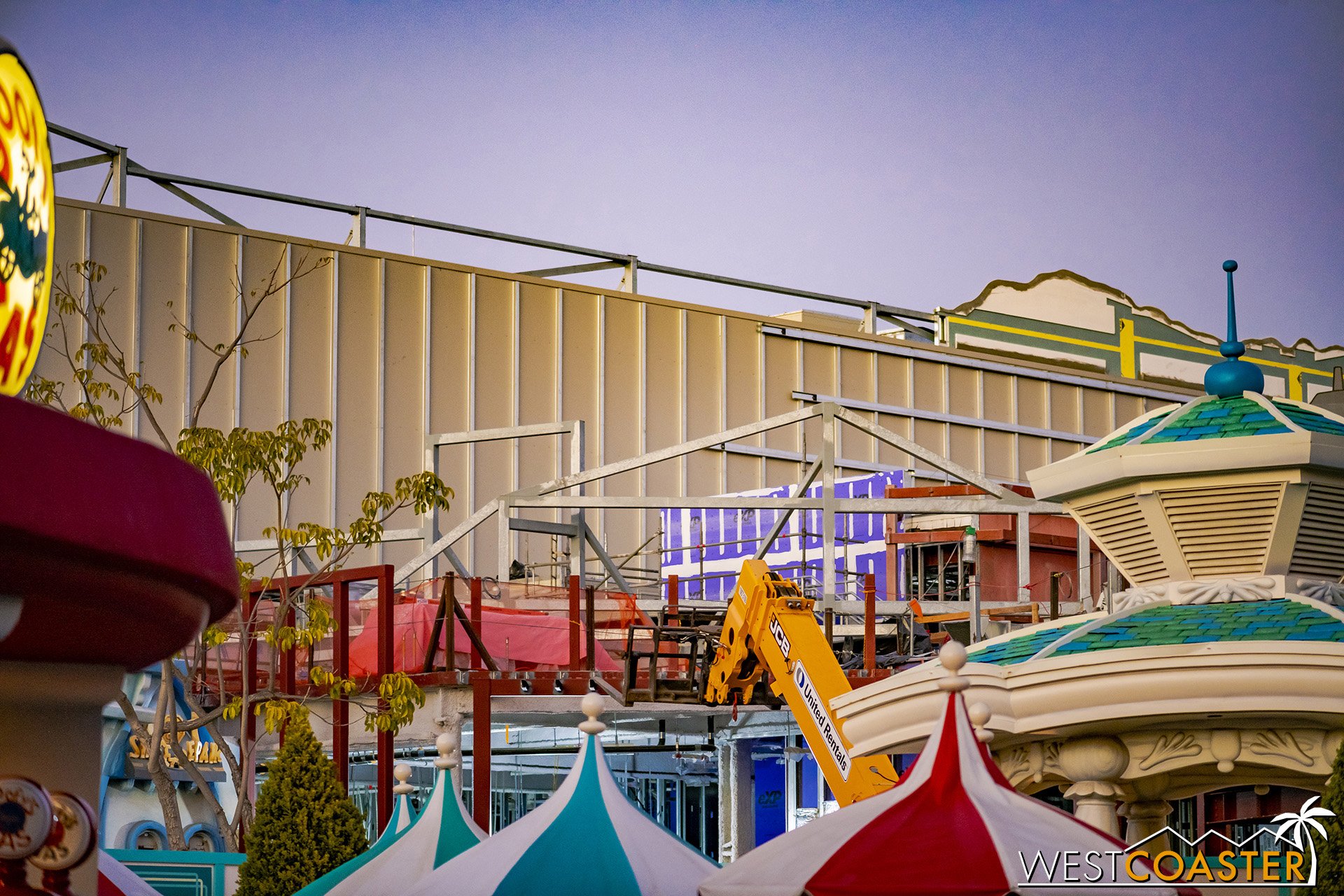  More steel has been added stretching out from the main theater facade. 