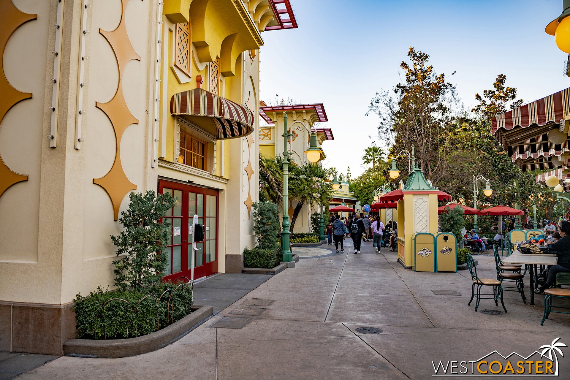  The Paradise Garden Grill line was also much shorter, no longer stretching to the entrance of the Boardwalk Restaurants area. 