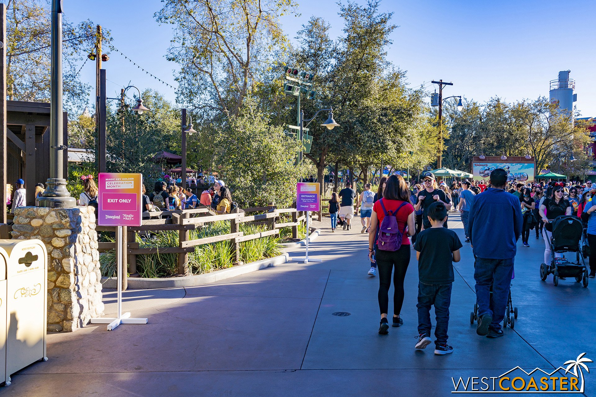  Looking to get your Magic Key special mini poster print?  Head over to just before the Cars Land entrance along the parade corridor and look left (if coming from the park entrance). 