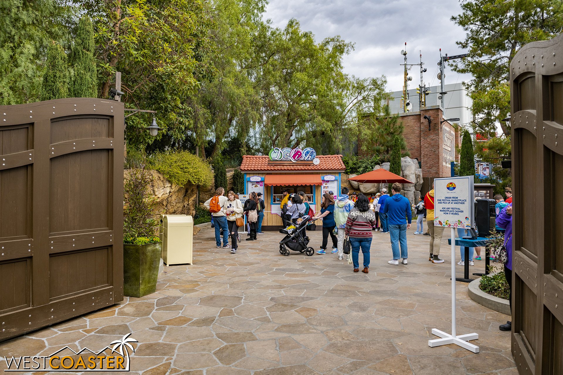  One note… the D*Lish booth is located in this nook off the Festival Corridor, just past the Welcome Center and Carthay Circle Restaurant (or just before if coming back toward the entrance of the park). 