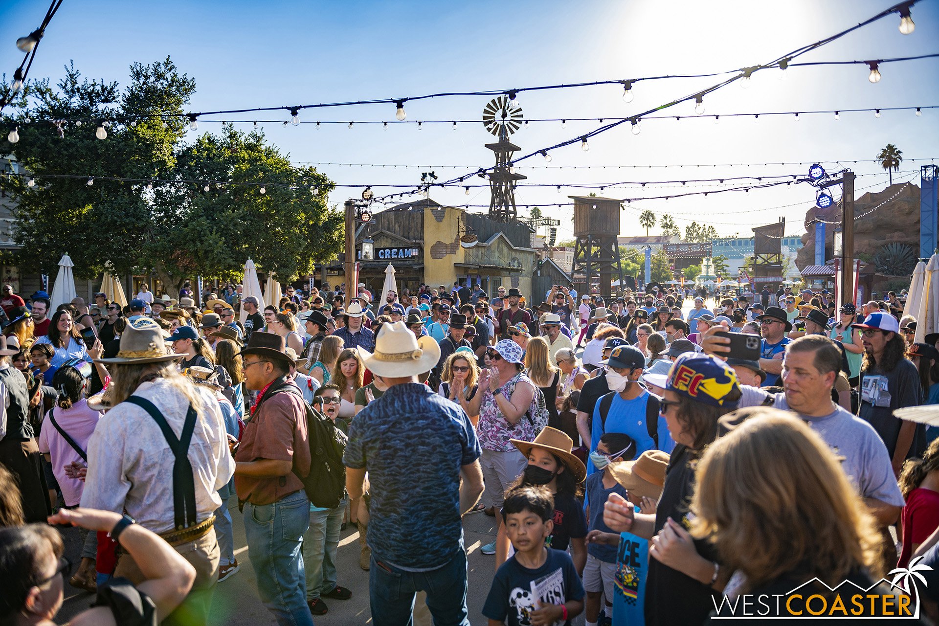  And Calico Park is packed! 