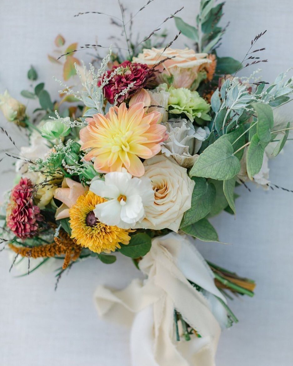 April Showers bring May flowers. So what better month to showcase some of the amazing florists we have the pleasure of working with and highlight their distinct styles! 

@floraliadesignstudio may be new to the scene, but Tess has been freelancing he