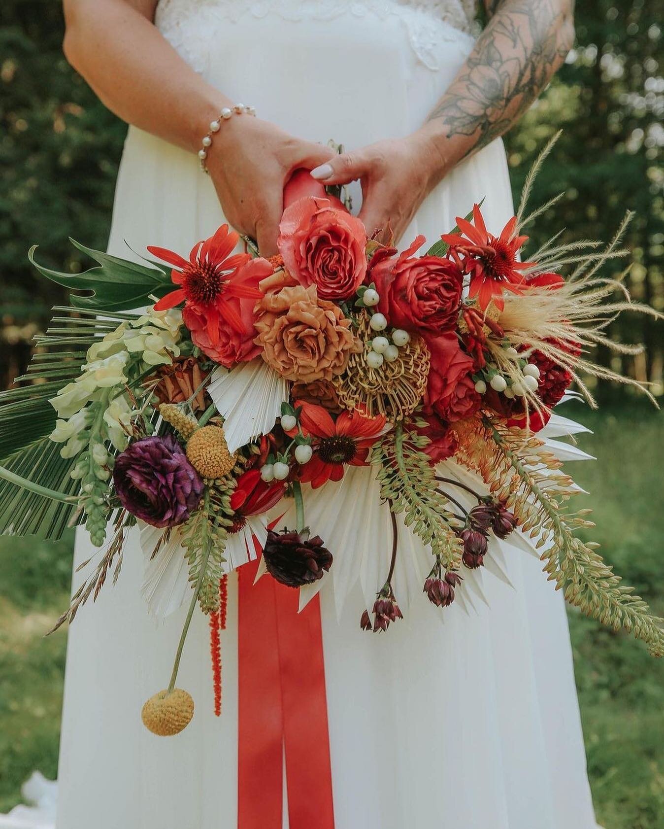 April Showers bring May flowers. So what better month to showcase some of the amazing florists we have the pleasure of working with and highlight their distinct styles! 

Next up, @electricflora ! Michelle just loves color and her insta handle is no 