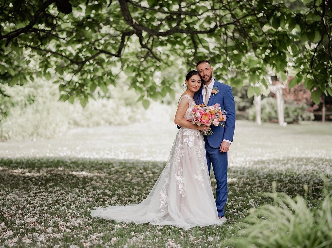 Under the Catalpa tree in July. The perfect spot for a Ceremony, some photos, or just a cocktail in the shade.
&bull;
📸 @mollybretonandco