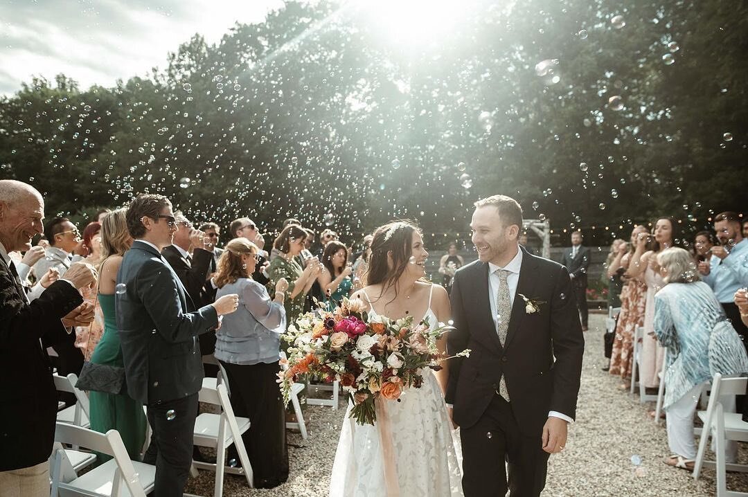 Wow! When @laurynsophia and @badrabbitflowers are on the scene, we know the photos are going to be out of this world!
&bull;
📸 @laurynsophia 
💐 @badrabbitflowers 
📋 @zhuzhify