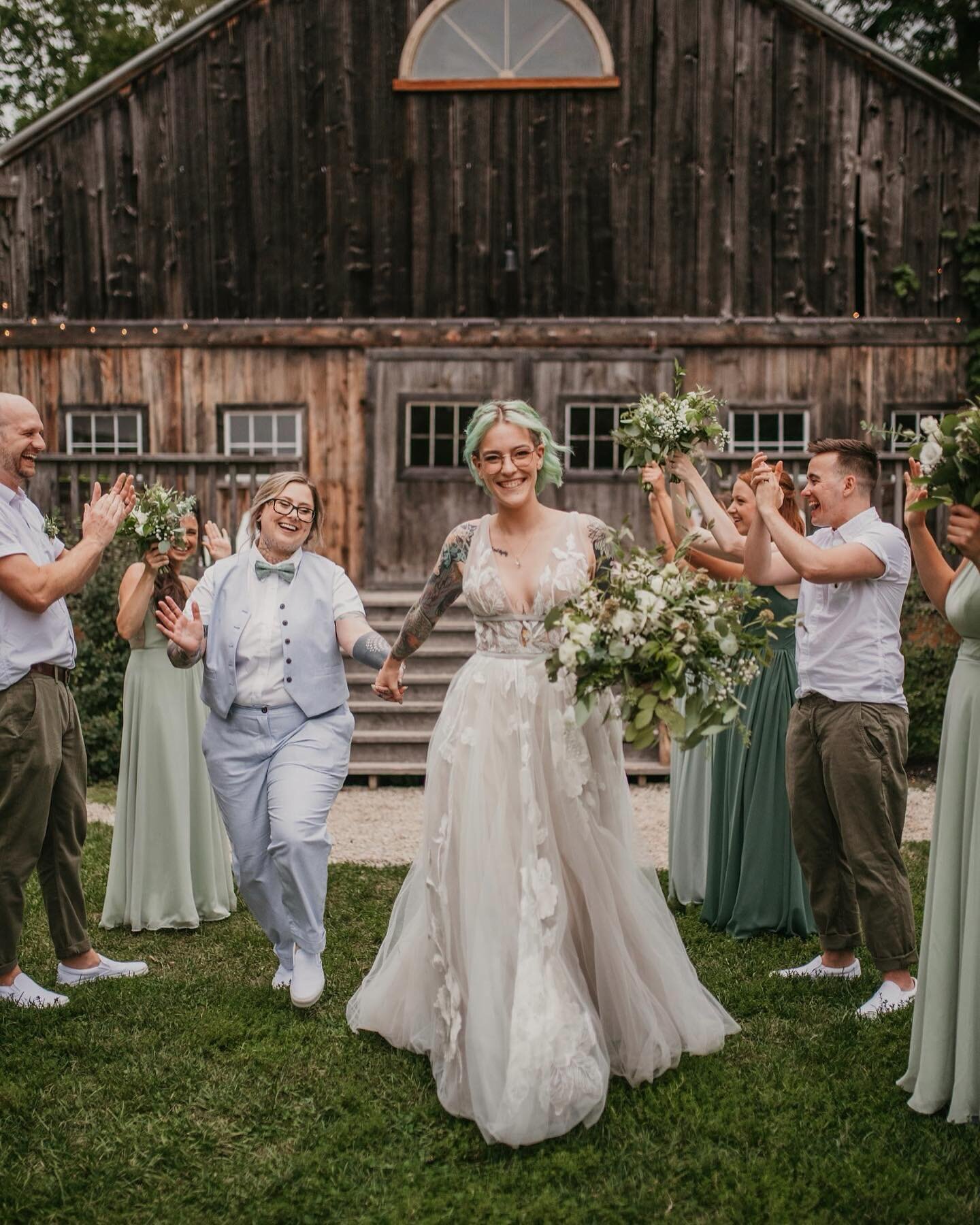 The amount of Joy in this photo just gives us the feels! ❤️
&bull;
📸 @emilysawchuckphotography 
💐 @bountyoblooms