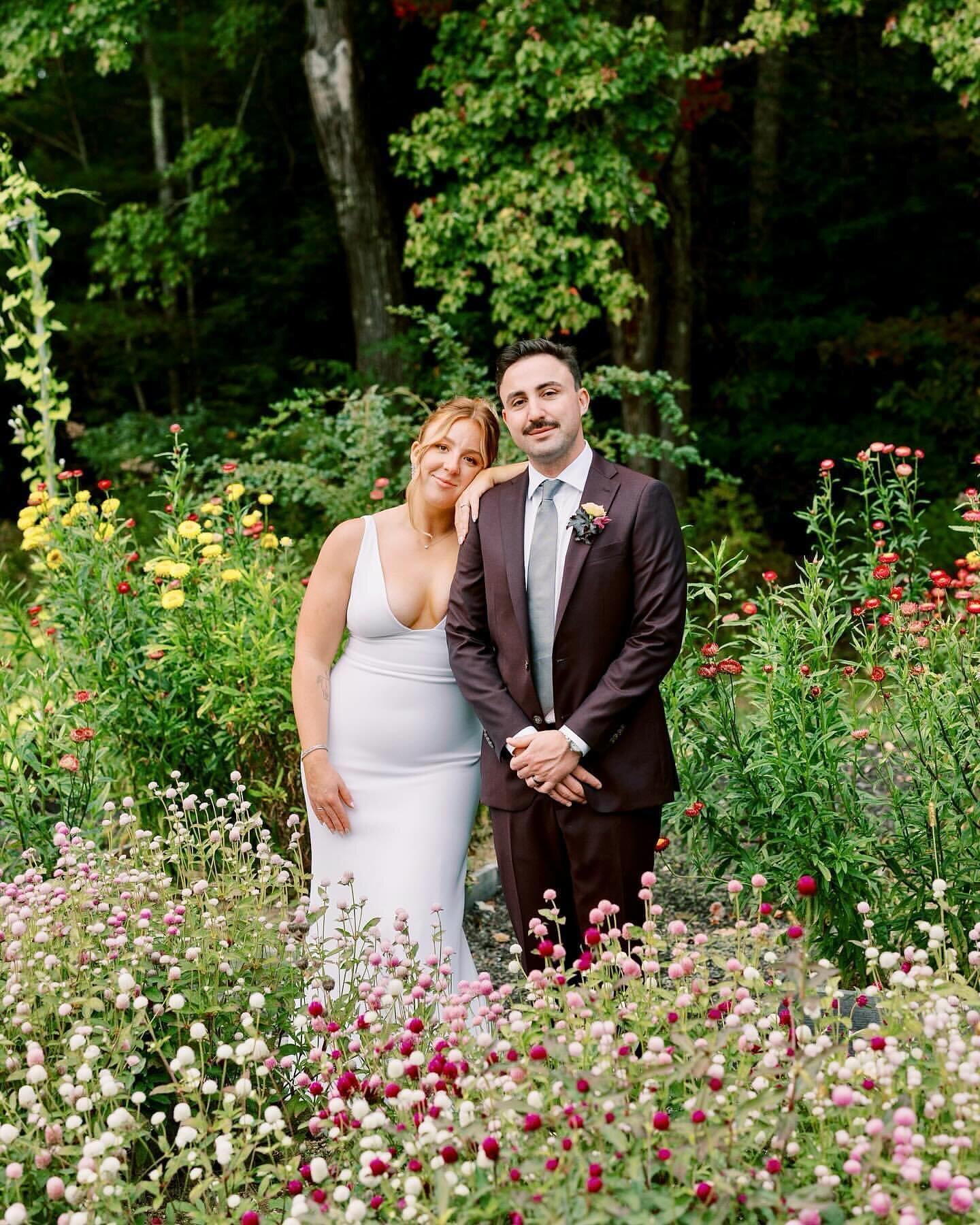 The Flower Garden makes for such beautiful photos! When we first built this garden we weren&rsquo;t sure exactly what it would be used for. Lauren + Garrett found its purpose for sure!
&bull;
📸 @theleightonco