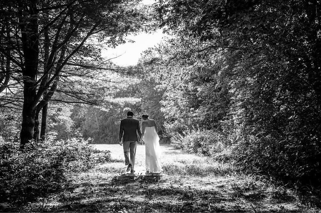This Black + White stunner of Kim + Craig by @bethanyanddan just really struck us and we had to share. Way to go guys! Thanks for the great photo!
&bull;
📸 @bethanyanddan