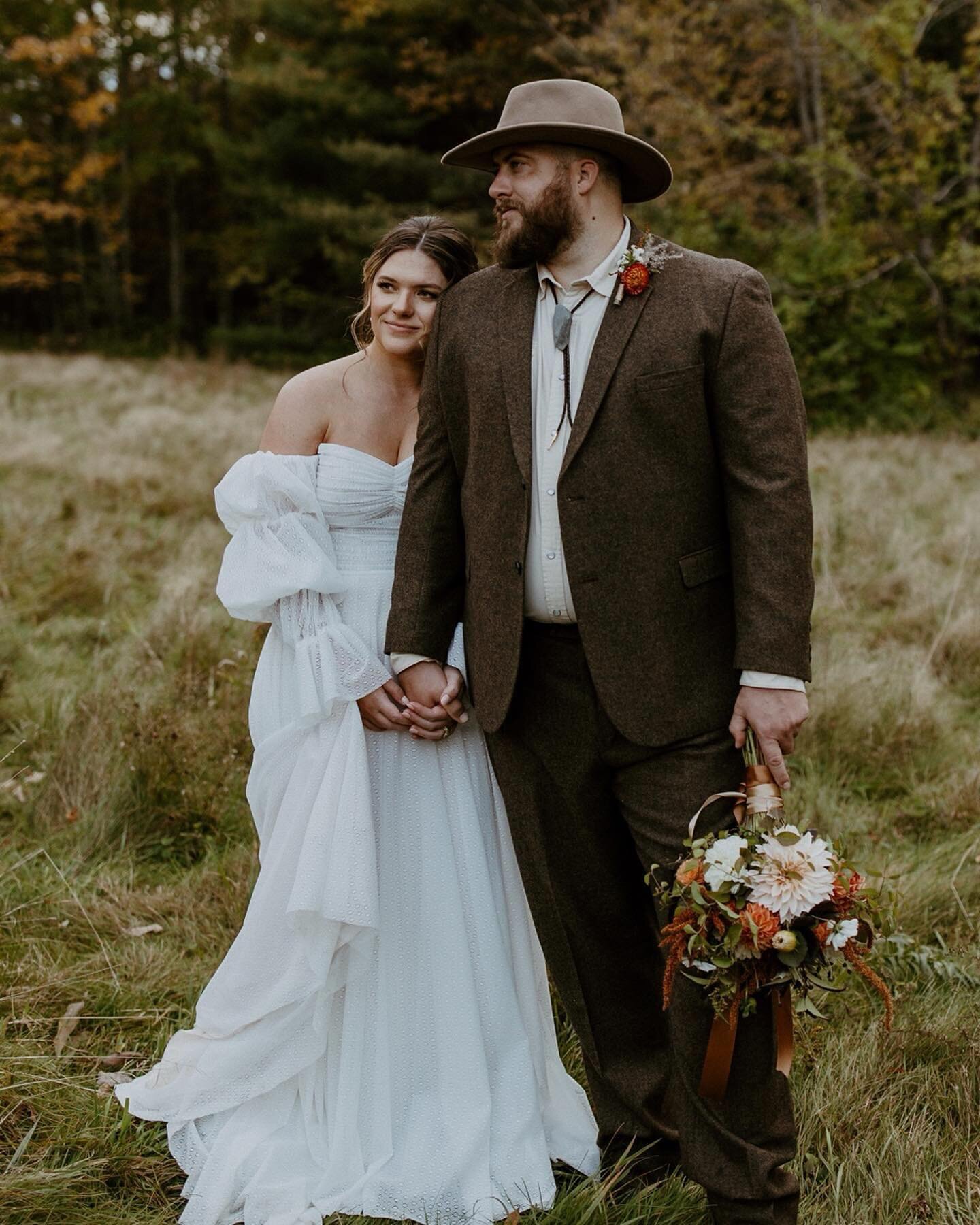 We are so excited to see these amazing Autumn shots of Nicole + Brad coming back! What a vision come to life!
&bull;
📸 @lindsandmax 
💐 @winterhillfarmer