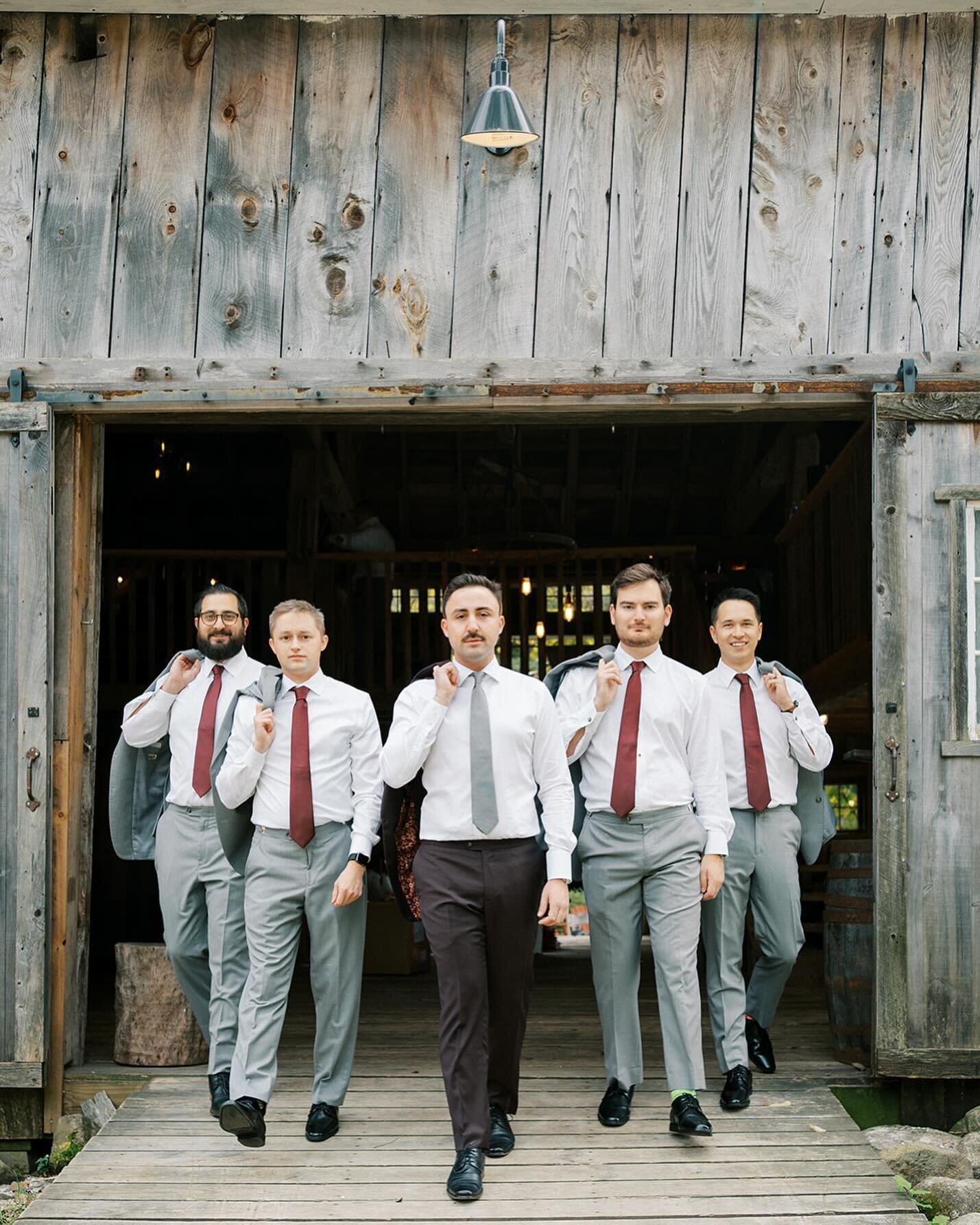 When the boys hit the scene like woah! The brides tend to get a lot of the attention at weddings. But when the guys come out of the barn dressed to the nines, everyone takes notice.
&bull;
📸 @theleightonco