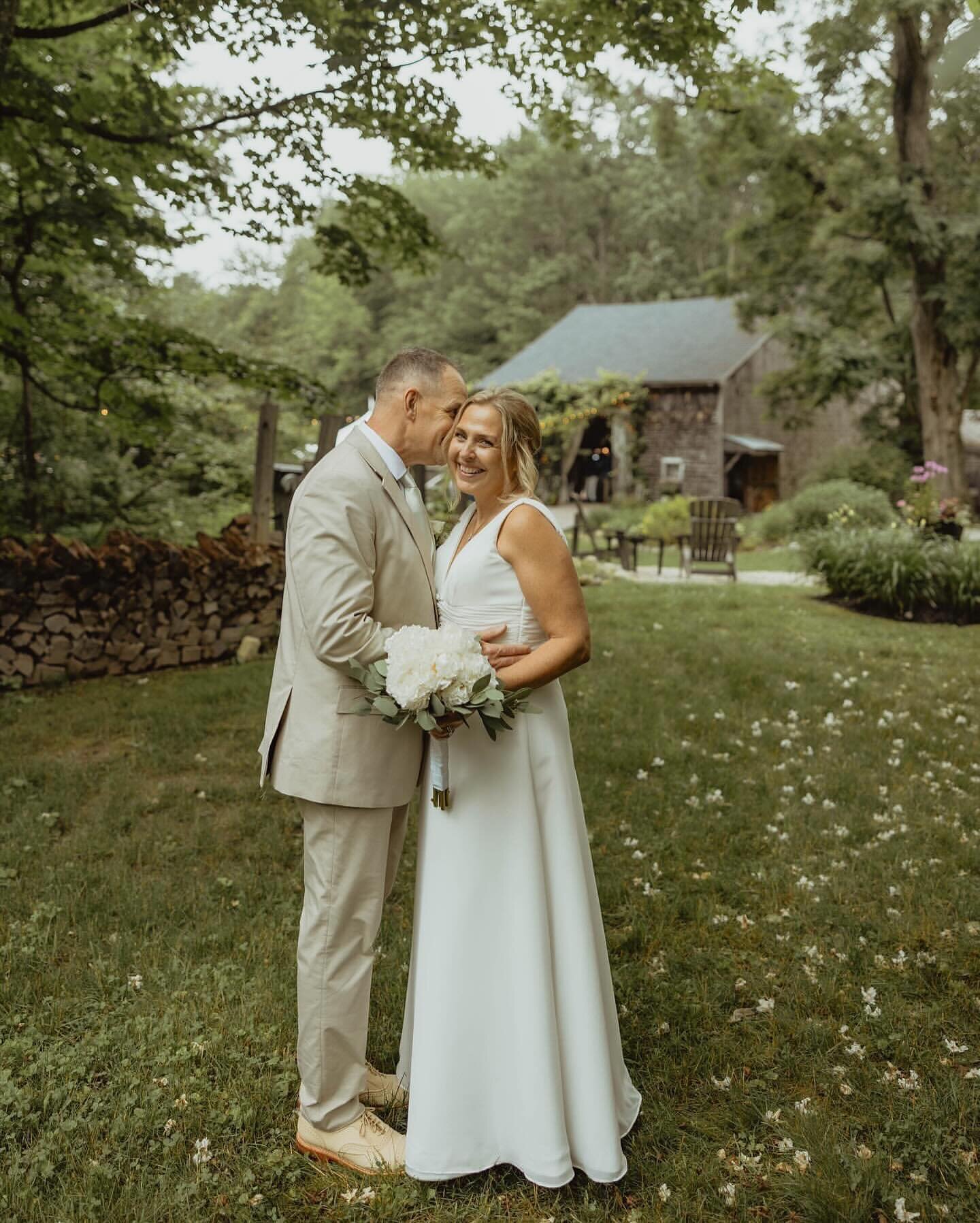 Sweet little moments. An old barn and a shady tree. 👌🥰
&bull;
📸 @adrianna.lynn.photo