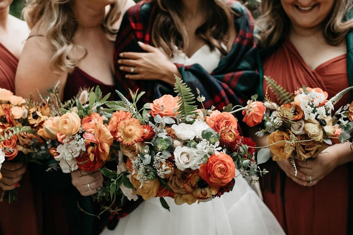 April Showers bring May Flowers! And our Caswell Farm website (in bio) is an awesome resource for finding the florist who brings your vision to life. Like Tess at @floraliadesignstudio who brought incredible color to Emma and Chris&rsquo;s big day!
&