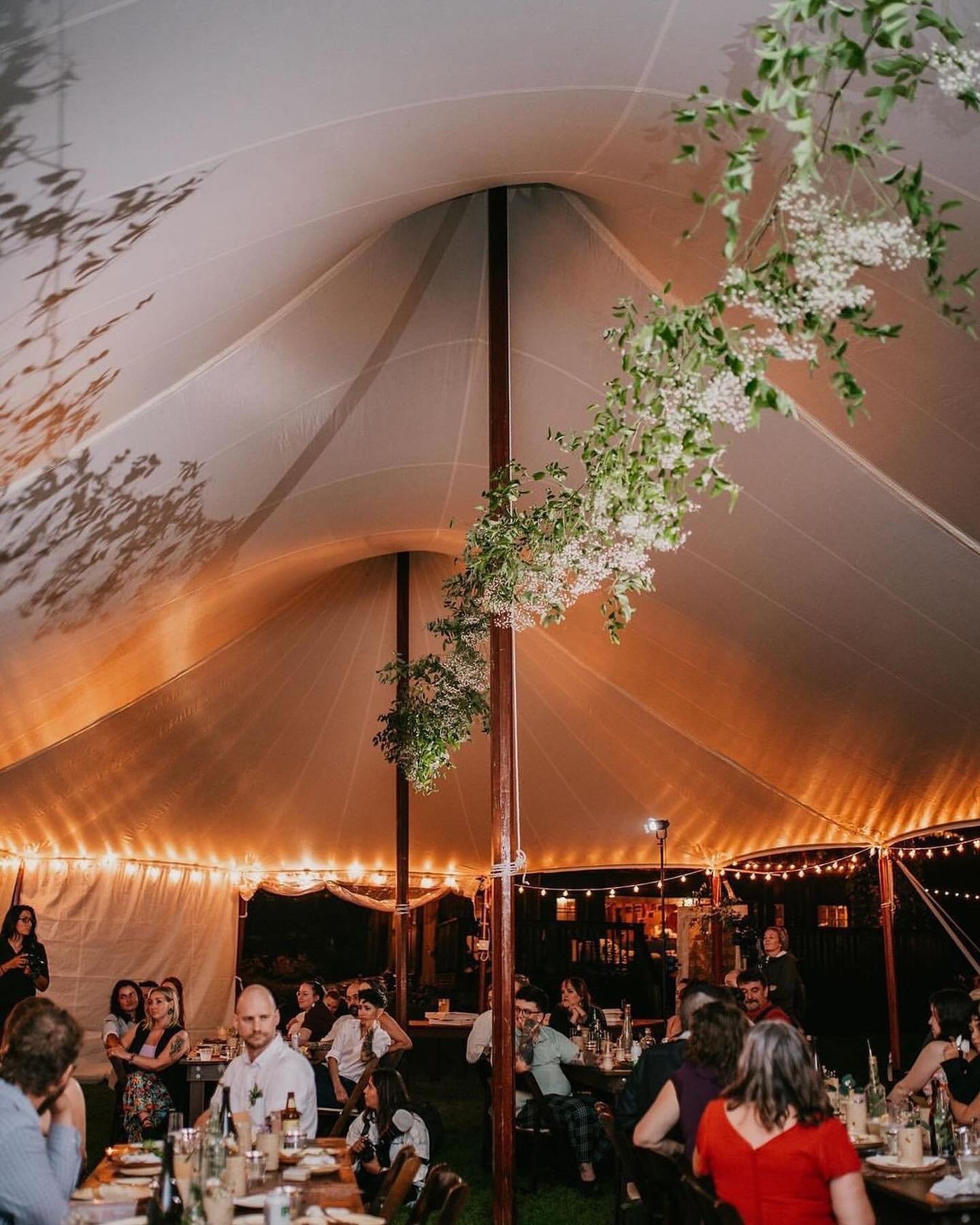 April Showers bring May Flowers! And as we look at all the amazing bouquets and centerpieces this month, we wanted to turn your attention upward to the installations! Like this amazing sailcloth stringer by @bountyoblooms! Floral installations can re