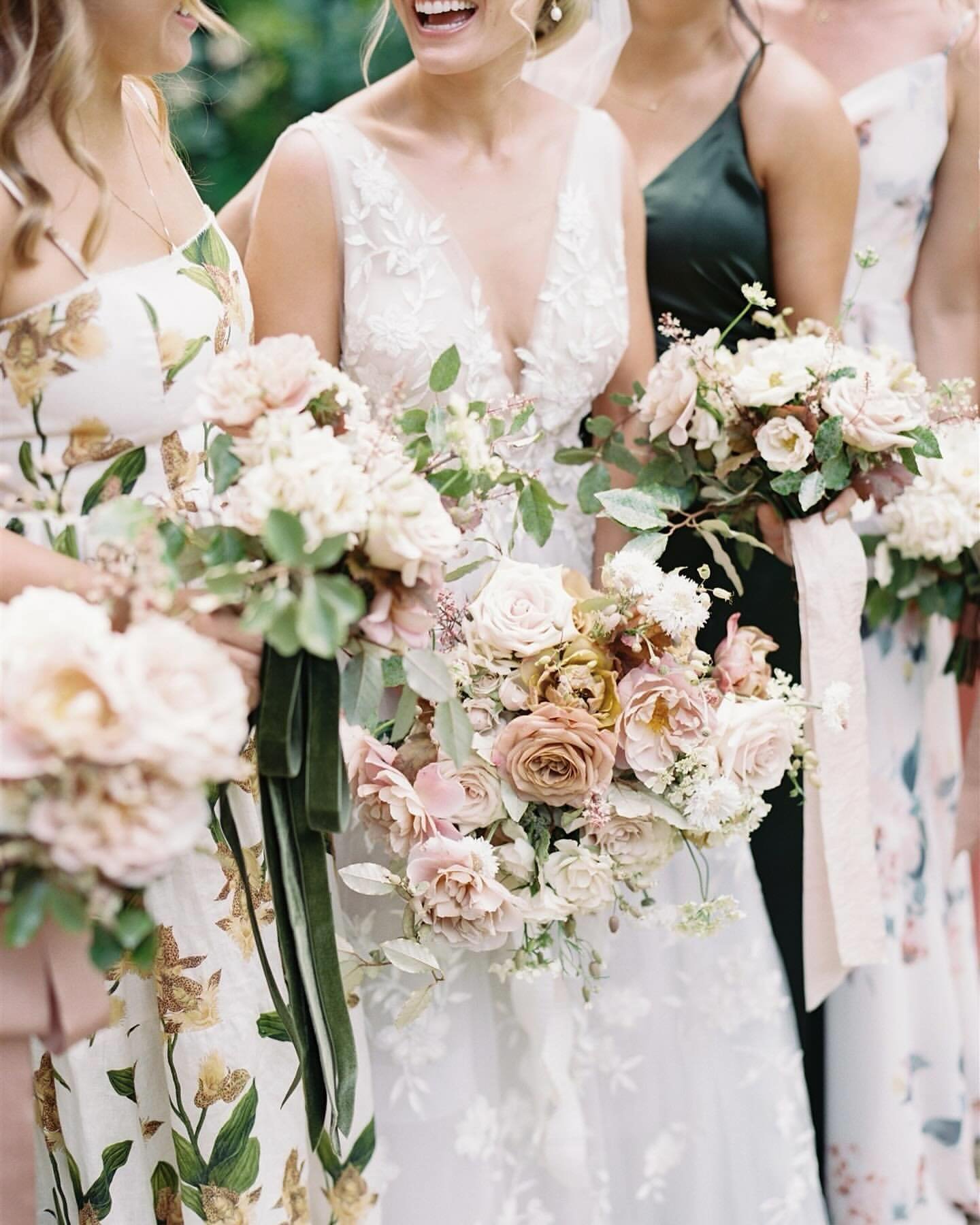 April showers bring May flowers! And as we get even closer to flower season here at the farm, we are celebrating the talented florists who make your color palette dreams come true! Like these muted pastels to match the floral bridesmaid dresses by @k