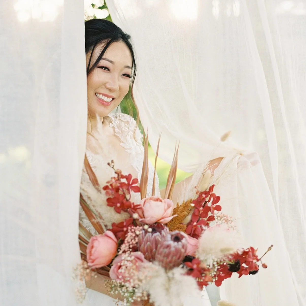 Because we need some warmth on this chilly Friday. So why not brighten your feed with this bubbly beauty &amp; her warm color palette? (warm shadows are also super trendy this year)! 🥰

P.s. fall inquiries have been rolling in! So if you haven&rsquo