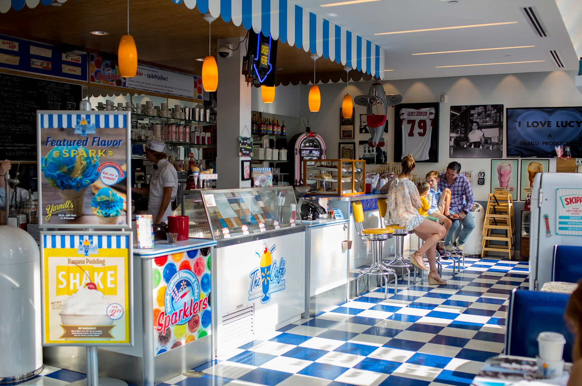 bentonville-arkansas-square-spark-walmart-cafe-museum-family-photo-session-sunny-skaggs-photography.jpg