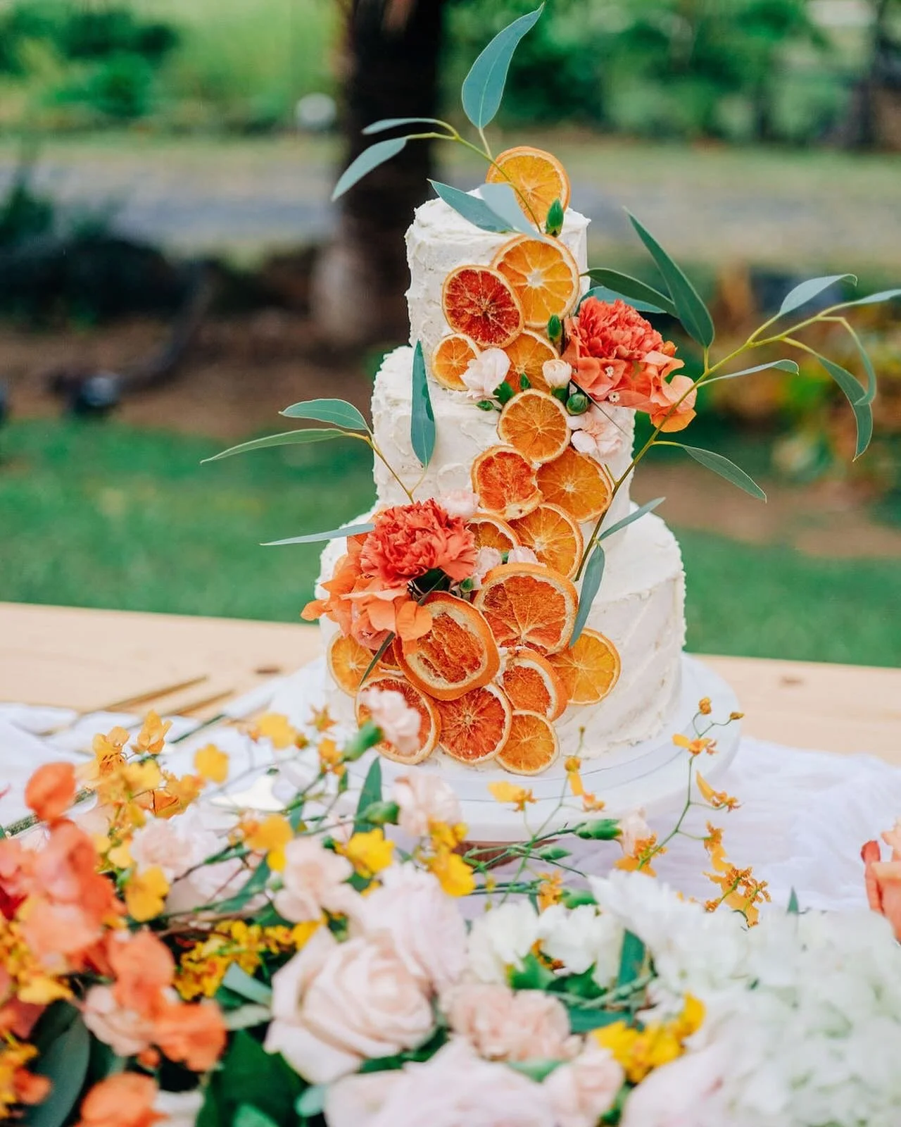 Planning your wedding can be overwhelming, we get it! 

And we&rsquo;re here to help lighten that load. 

@Puuwai.Gardens offers so many inclusive details, such as tables and chairs, string lighting, tableware, and a bar! 

As for your reception meal