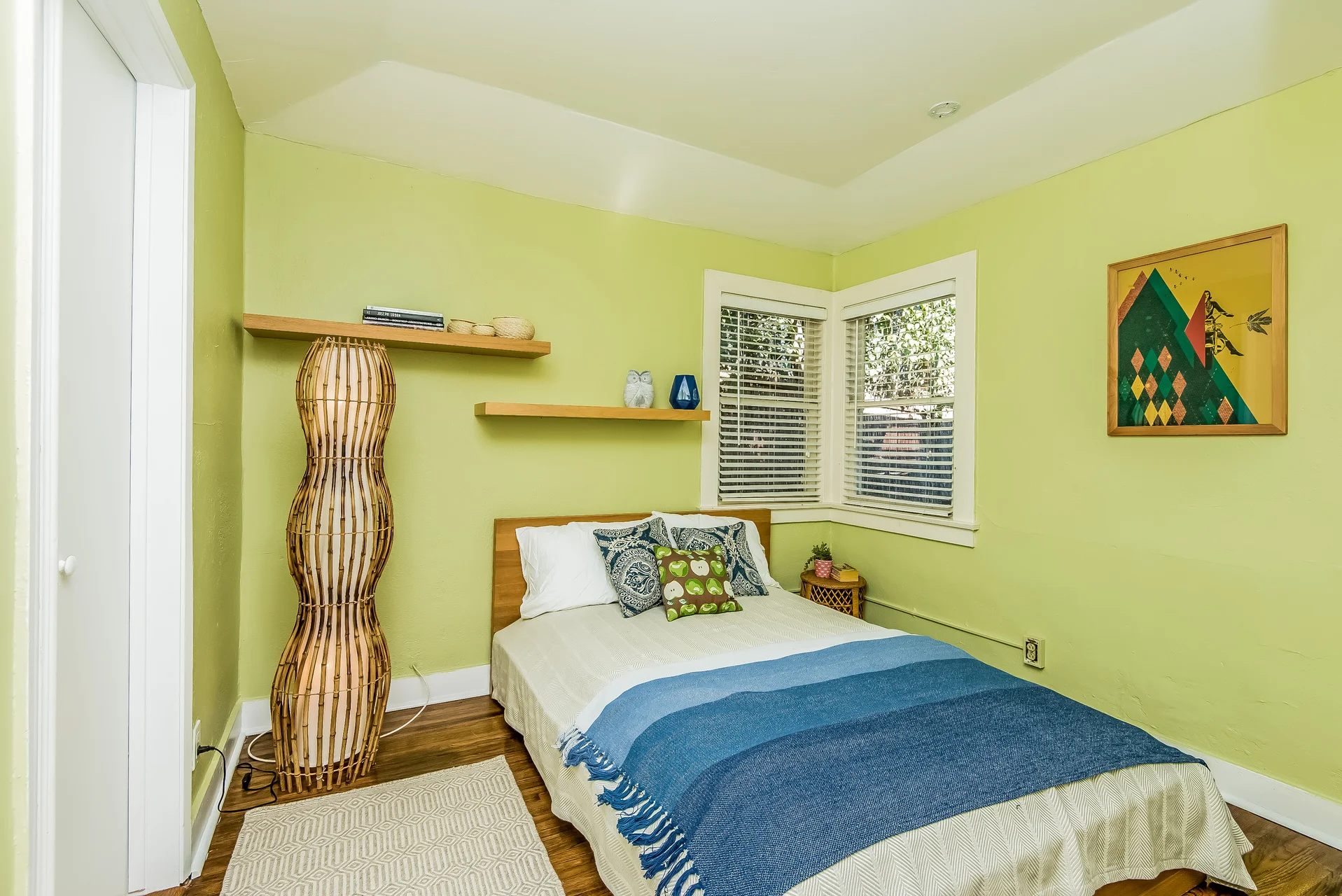 025-Side_Bedroom_has_adjoining__bathroom-2907725-medium.jpg