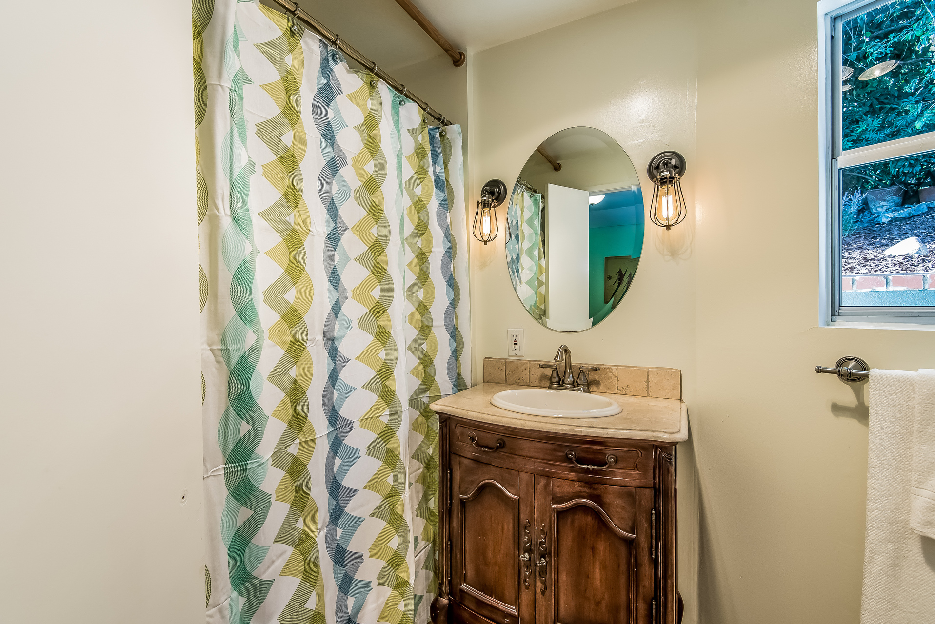 026-Bathroom_off_side_bedroom-2907728-medium.jpg