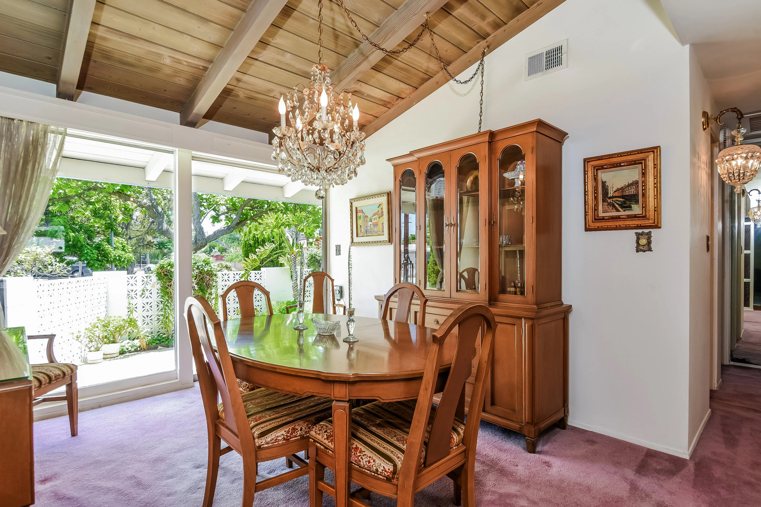 014-photo-dining-room-5877624.jpg