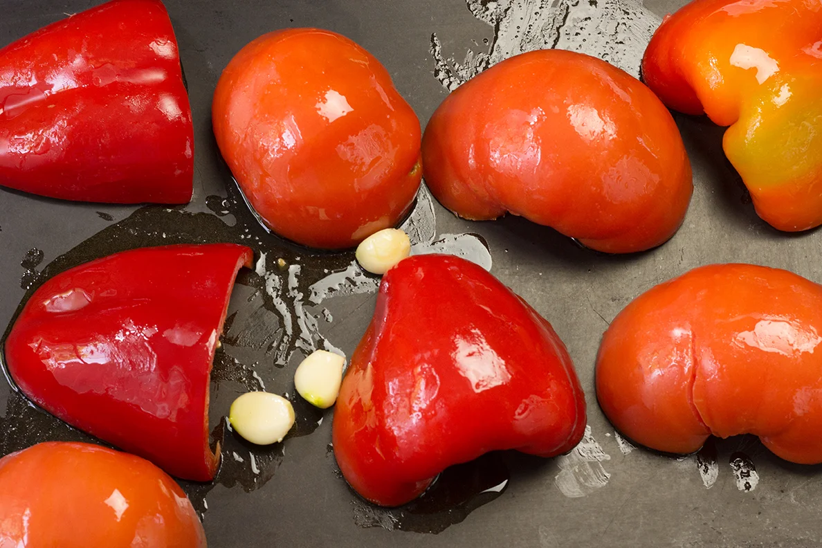 Roasting_red_bell_peppers_tomatoes_2380.jpg