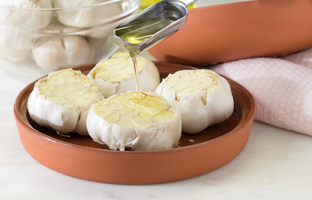 Pouring-olive-oil-to-roast-garlic-2549.jpg