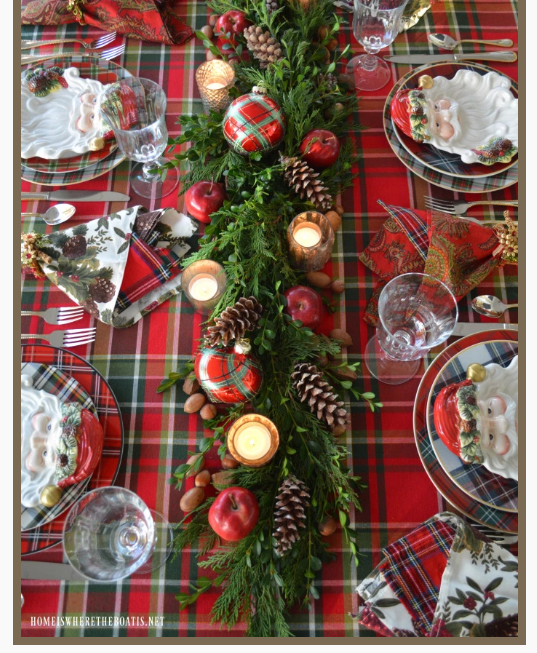 Plaid and green garlan Christmas tablesetting source