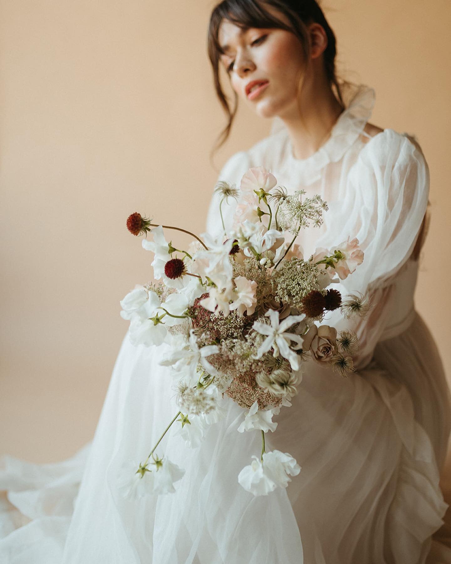 Sweet peas, nerine lilies &amp; the most ethereal @odylynetheceremony puff sleeves and flouncy collar are the perfect match. This dress was such an inspiration to design for!!

Your wedding attire &amp; detailing informs the flowers we choose for you
