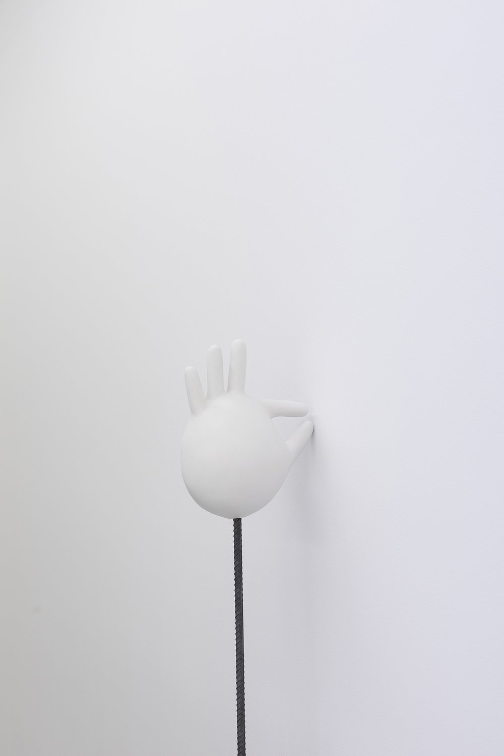 SQ0244. Sofia Quirno. Clueca, 2023. Cartapesta, pasta de papel, metal forjado y cemento. 130 x 20 x 15 cm. Fotografía Claudia Loayza Zárate_Detalle 02.jpg