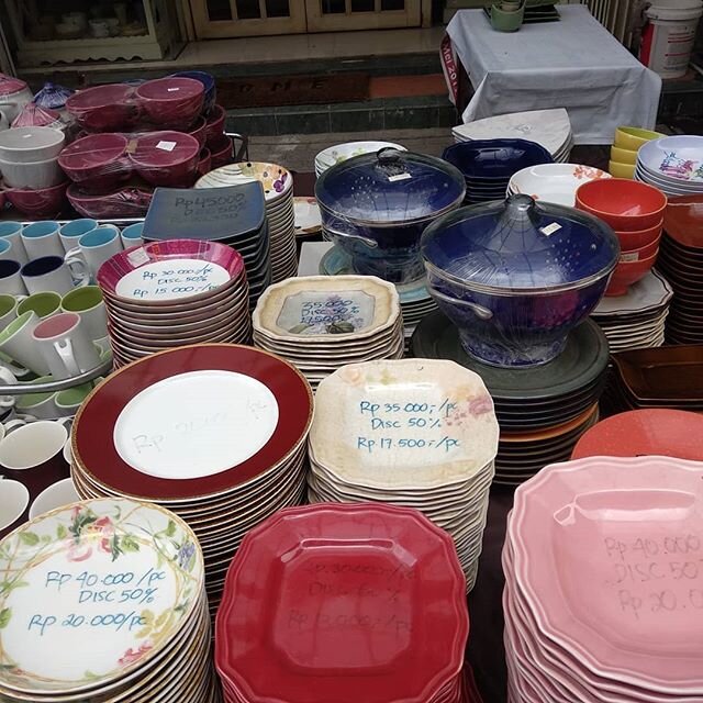 HARI TERAKHIR
.
*Sisa 1 hari lagi !!*
.
Ayo segera datang ke ST.YVES PREMIUM CERAMICS Stock *Clearance Sale !!* Piring Motif terbesar, dari Motif Eropa hingga Timur Tengah..
.
Buka *setiap hari* jam 08.00-18.00.
.
Harga sangat terjangkau &amp; *SUPER