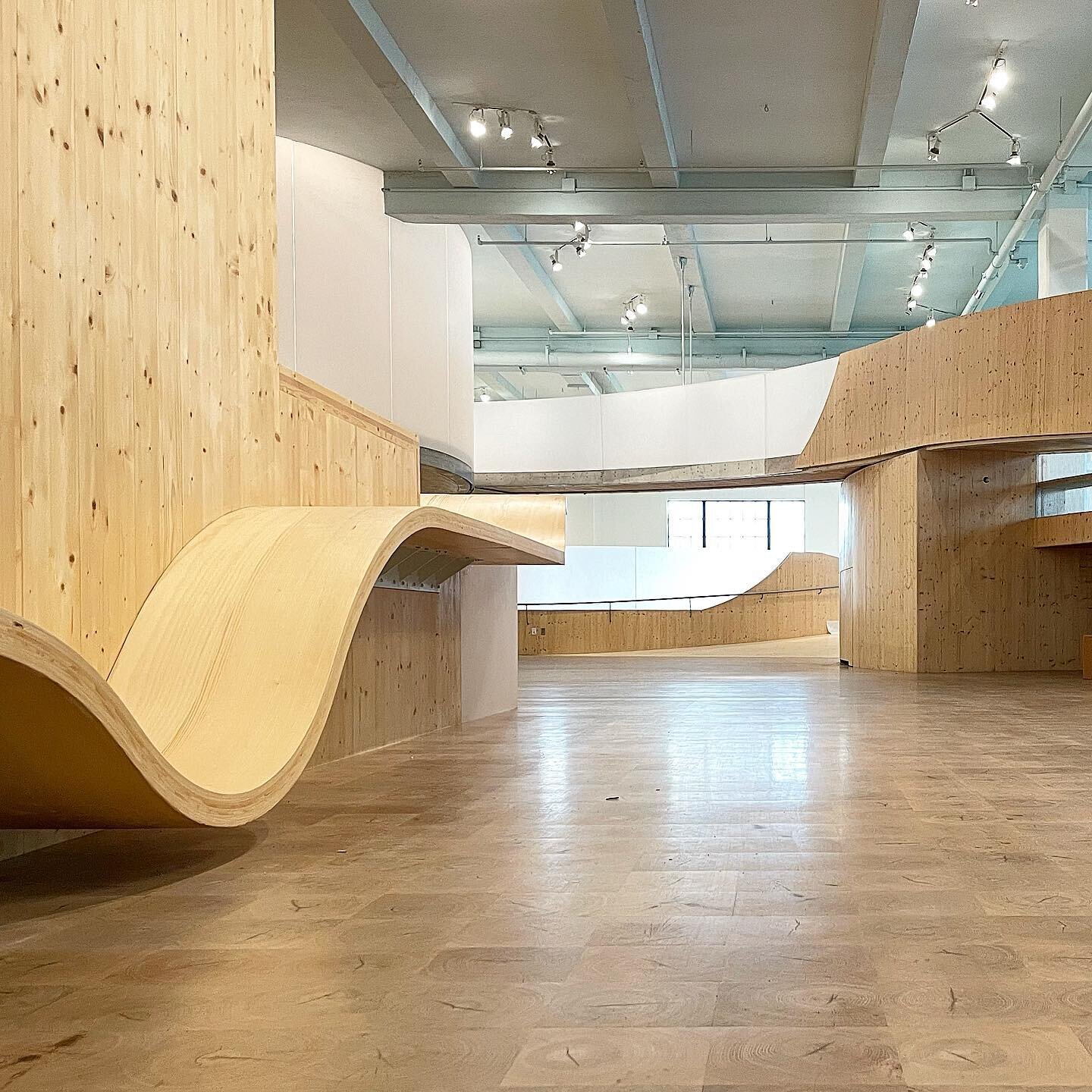 The flow of a space meant for children should be fluid, approachable, &amp; freeing.  Architectural firm @oneillmcvoyarchitects absolutely nailed this impressive space on the Harlem River.  Using curved, cross laminated timber to round out edges and 