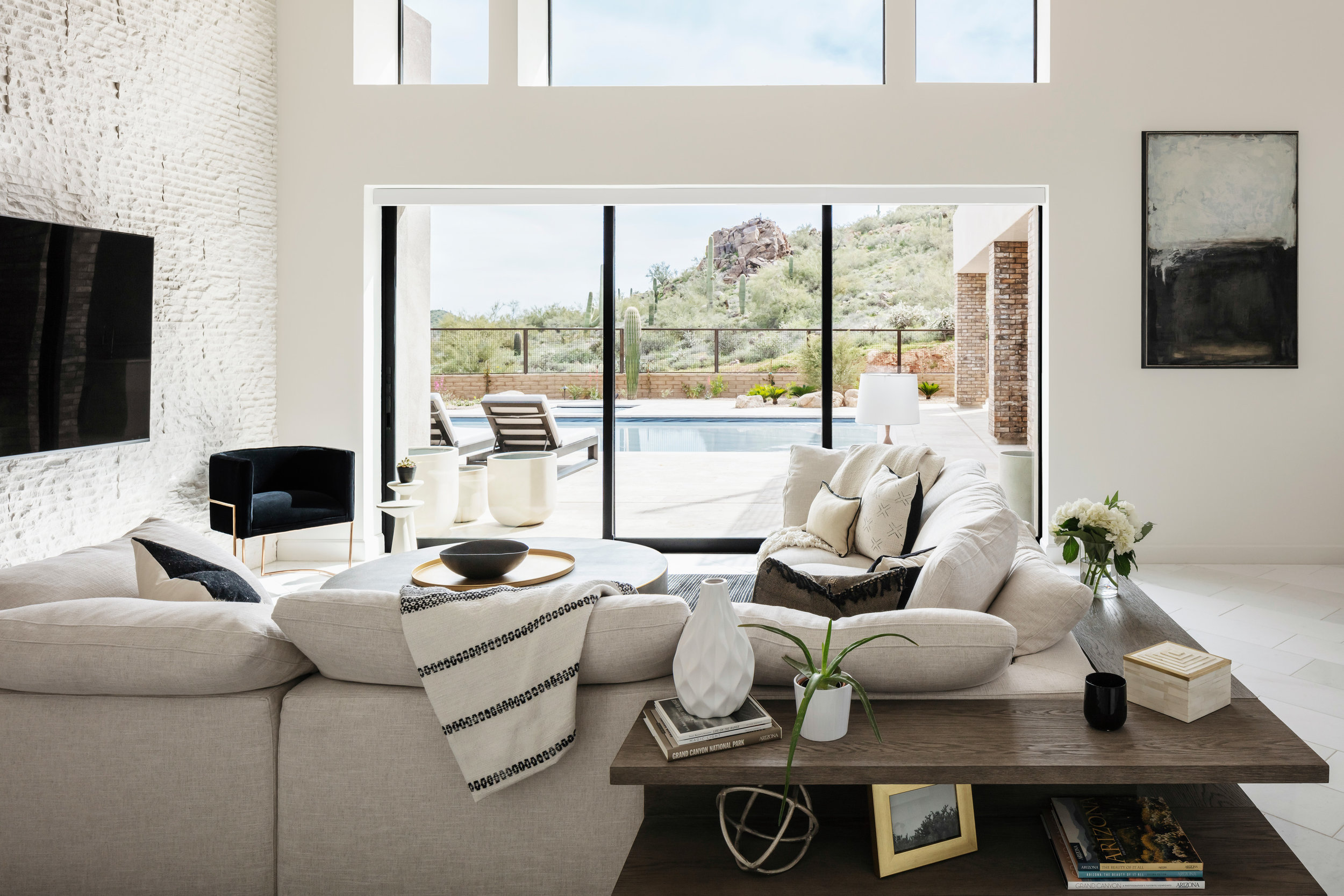 The view of the desert brings nature into the space for an overall natural feel to the design. Image: Roehner + Ryan