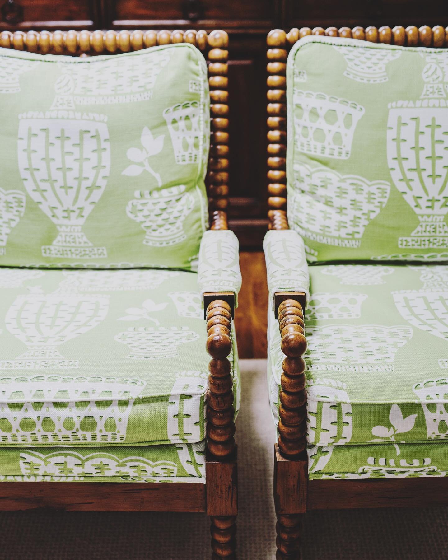 🍀 Happy Saint Patrick&rsquo;s Day 🍀 
⠀⠀⠀⠀⠀⠀⠀⠀⠀
Love this combination of the rustic warm finish on the frame of this spool chair with the bright green chinoiserie fabric! 
⠀⠀⠀⠀⠀⠀⠀⠀⠀
Design: @pennointeriors
Photography: @radifera 
⠀⠀⠀⠀⠀⠀⠀⠀⠀
#alexandr