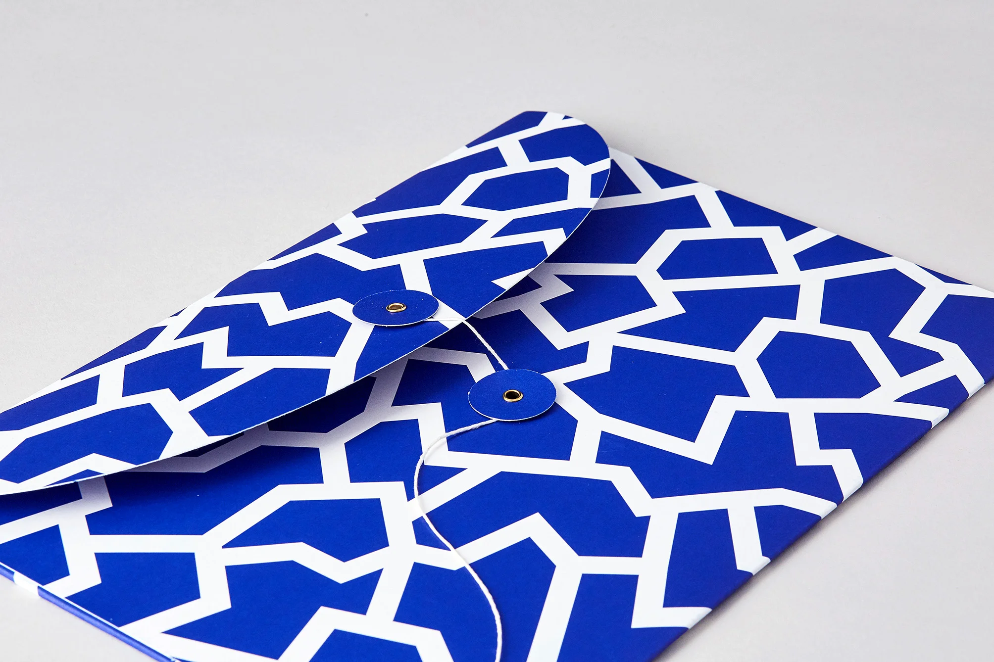 fracture-blue-documents-folder-leta-sobierajski-02.jpg