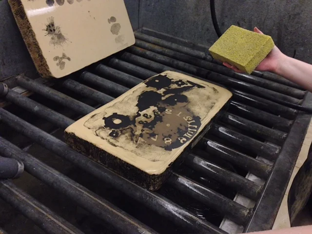  Now that all the excess grease has been removed, the stone must be kept damp to keep the balance of water/oil. 