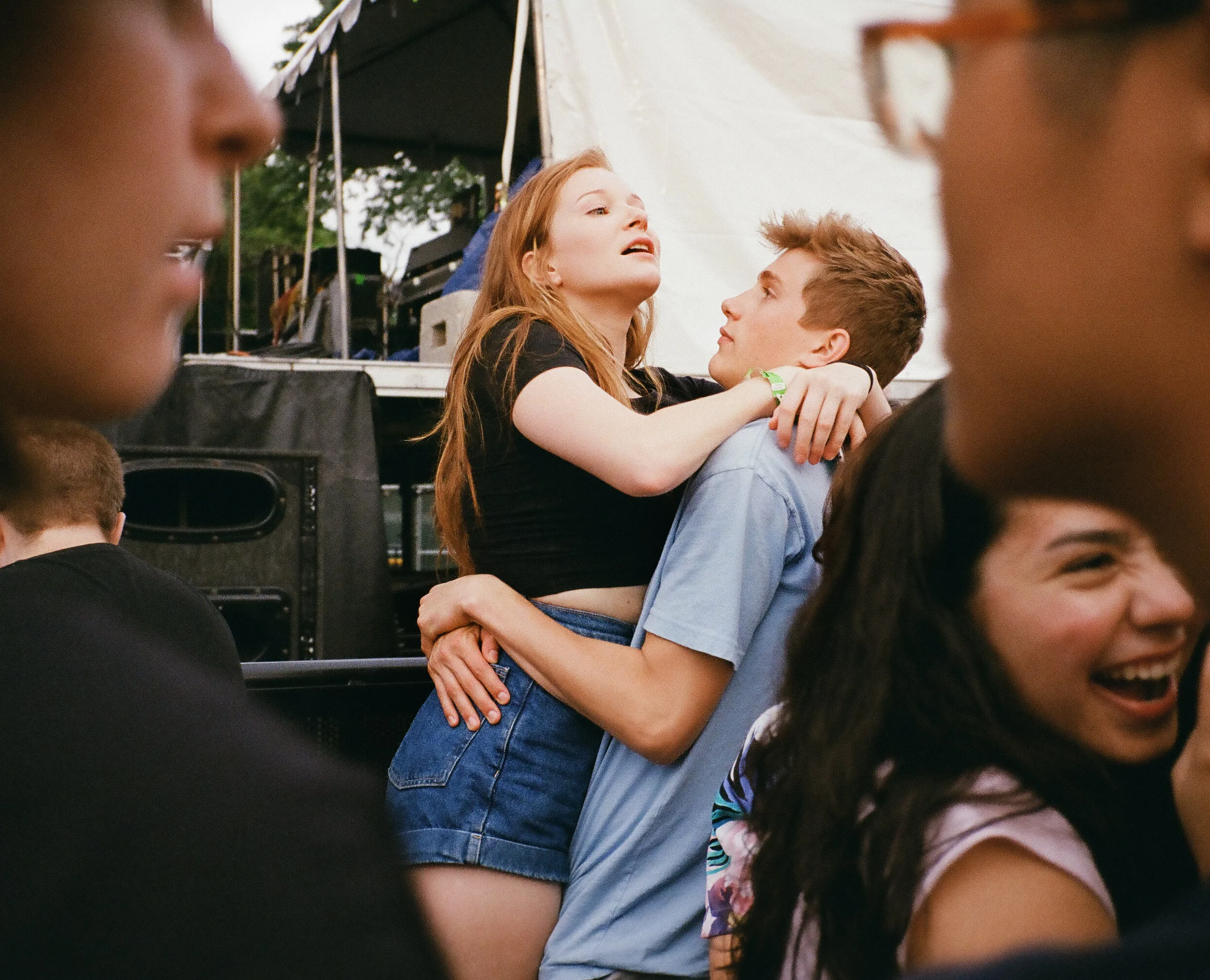 Couple in the crowd, 2016. © Cameron Schiller
