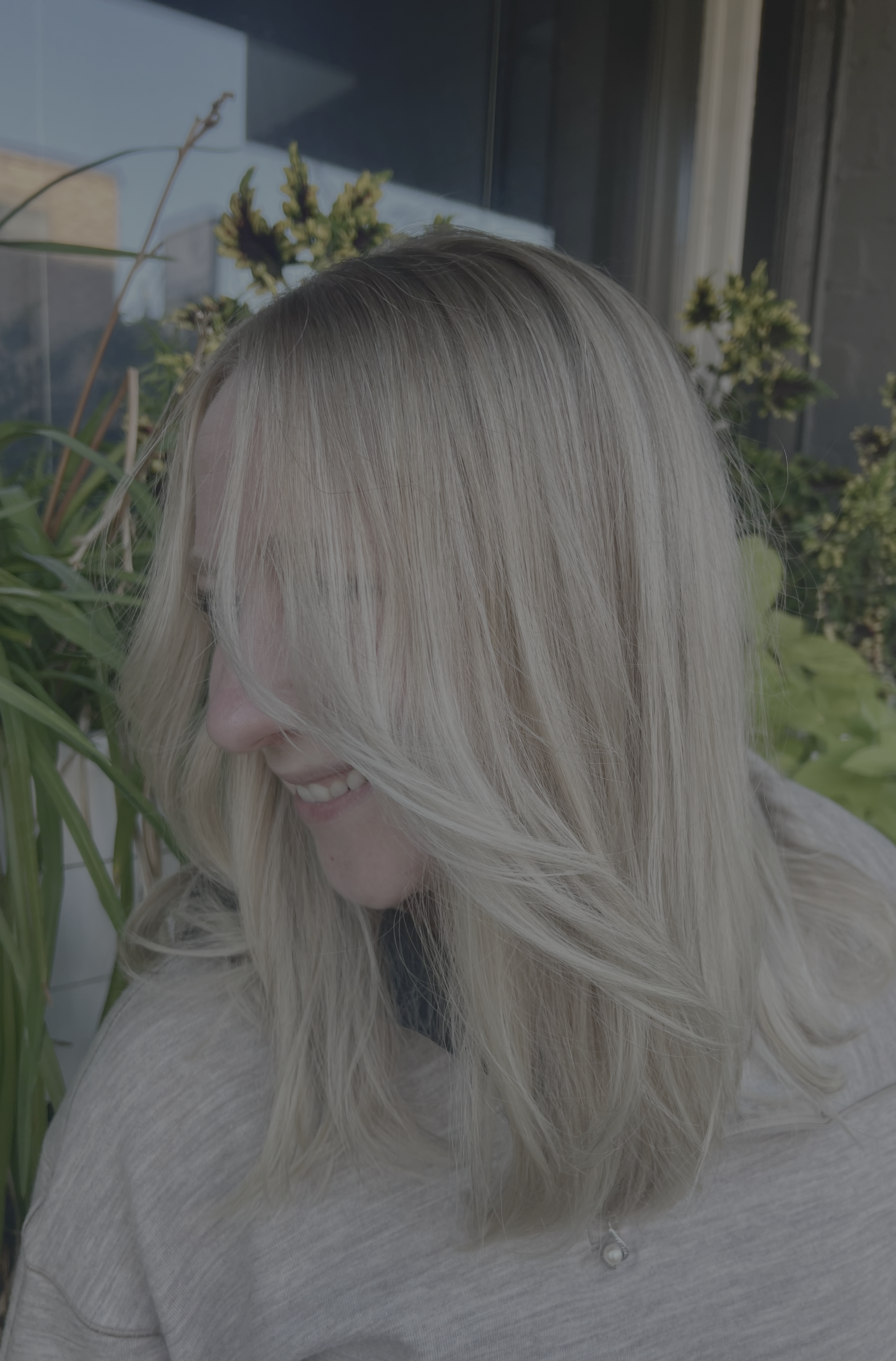 aurora-hair-stylist-cam-mason-bright-blonde-soft-layers.png