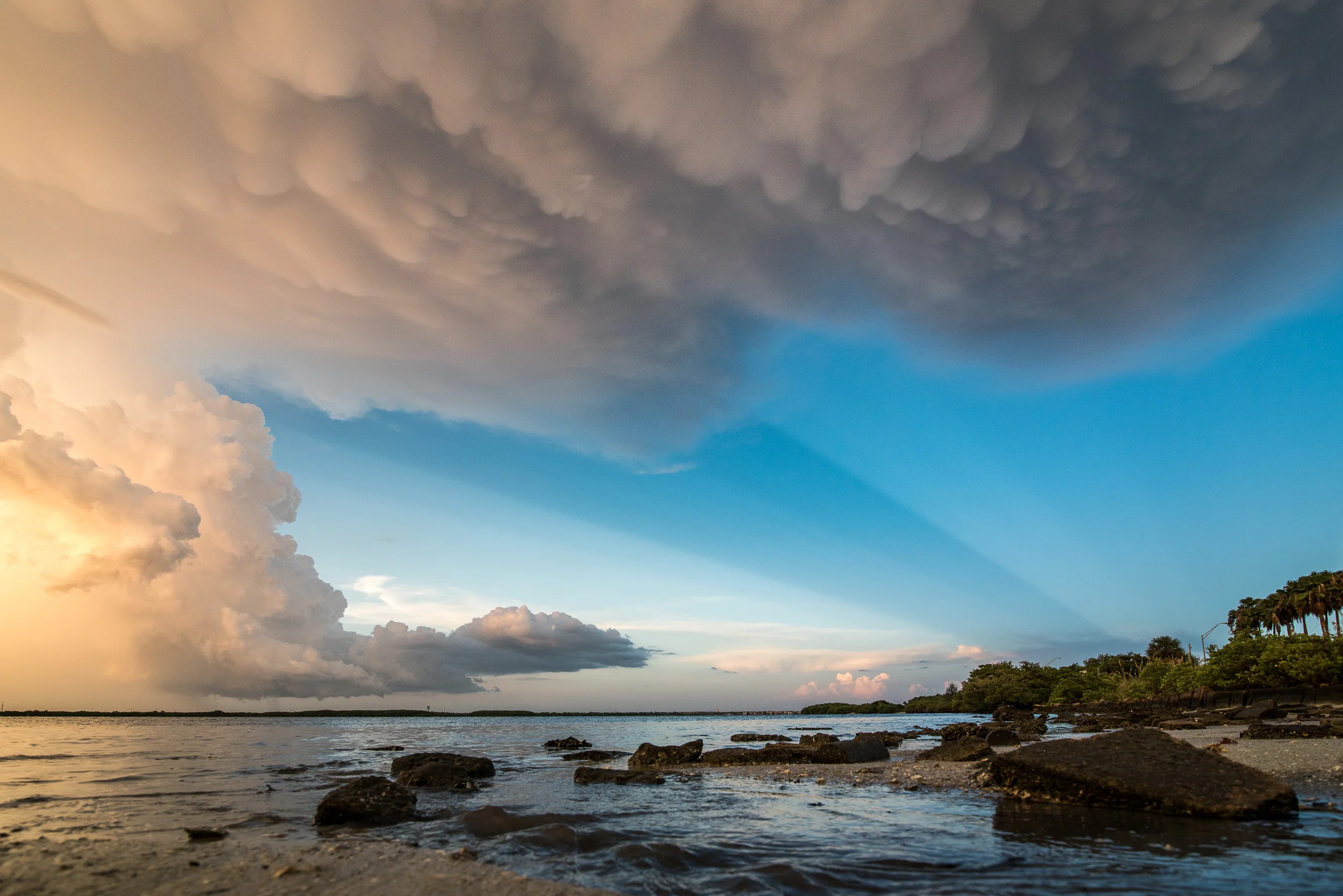 Anti-Crepuscular Rays & Mammatus Clouds