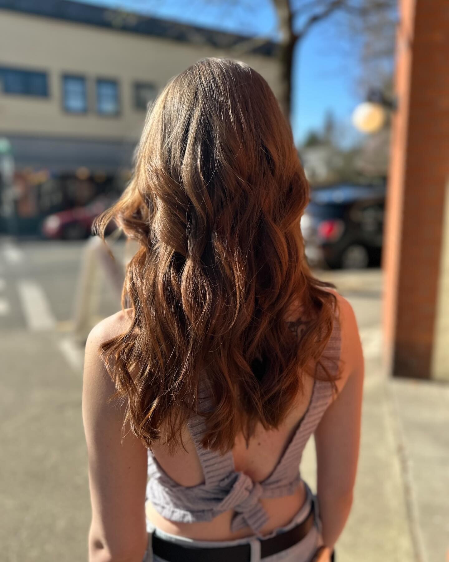 Long hair doesn&rsquo;t have to mean 🥱boring hair!!! Ella is a &ldquo;long hair girlie&rdquo; through and through but wanted some shaggy layers and movement! 

Brought to light by our ray of light Jamie🌞// @strawb.hairy.whine 

#transformationcut 
