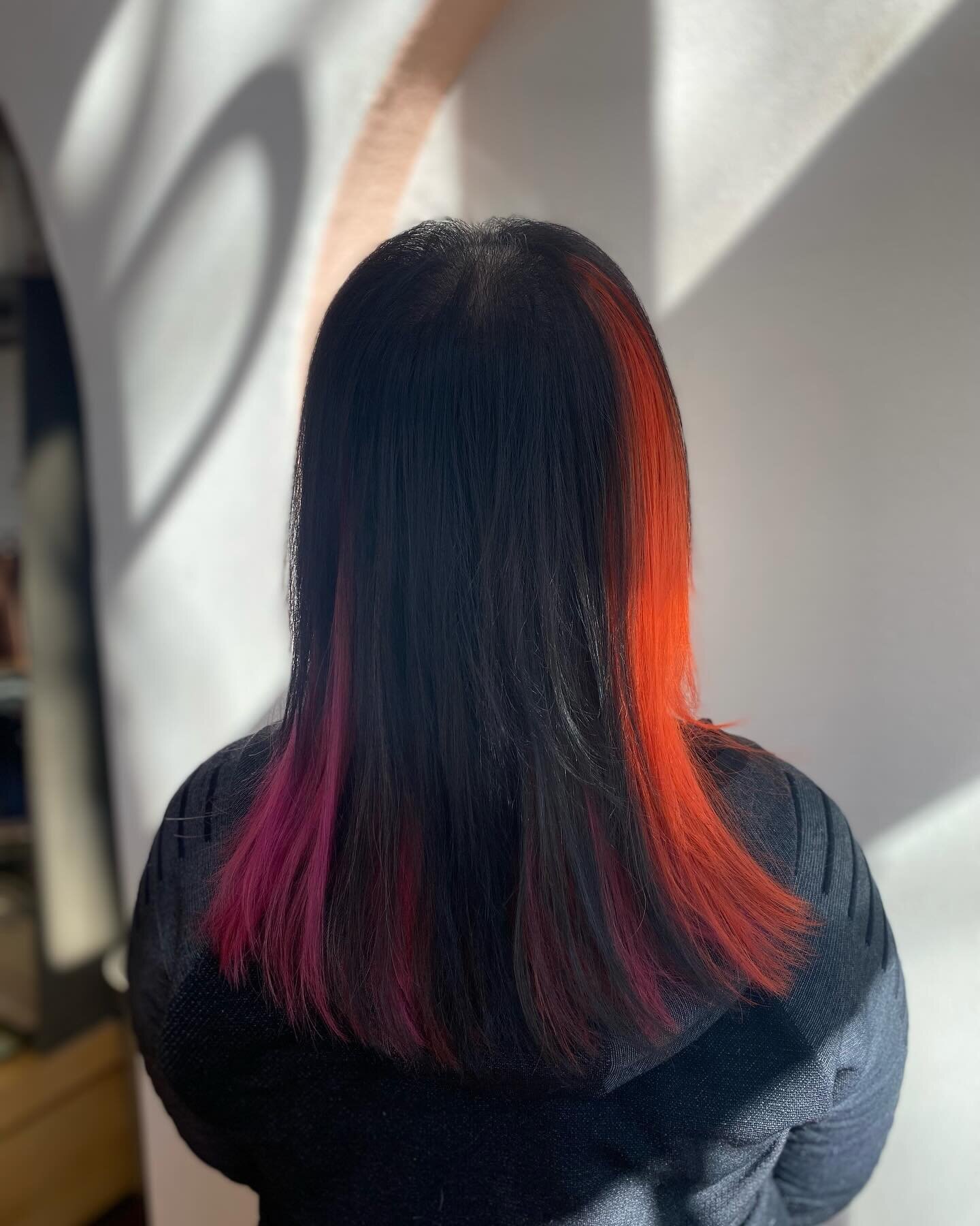 Did someone say 🧡🩷??! &bull;sWipE foR BefORe&bull;

super spring-y color correction done for Bee by Natalie💕🫰
@hairbytro 

#colorcorrection 
#splithair 
#pinkhair 
#orangehair 
#springhaircolor 
#hairtransformation 
#beforeandafterhair 
#portland